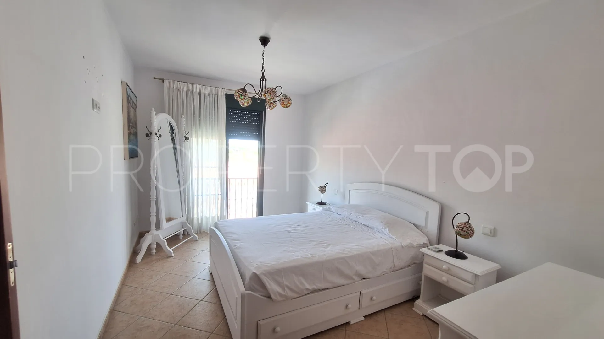 Se vende adosado en Estepona Ciudad de 6 dormitorios