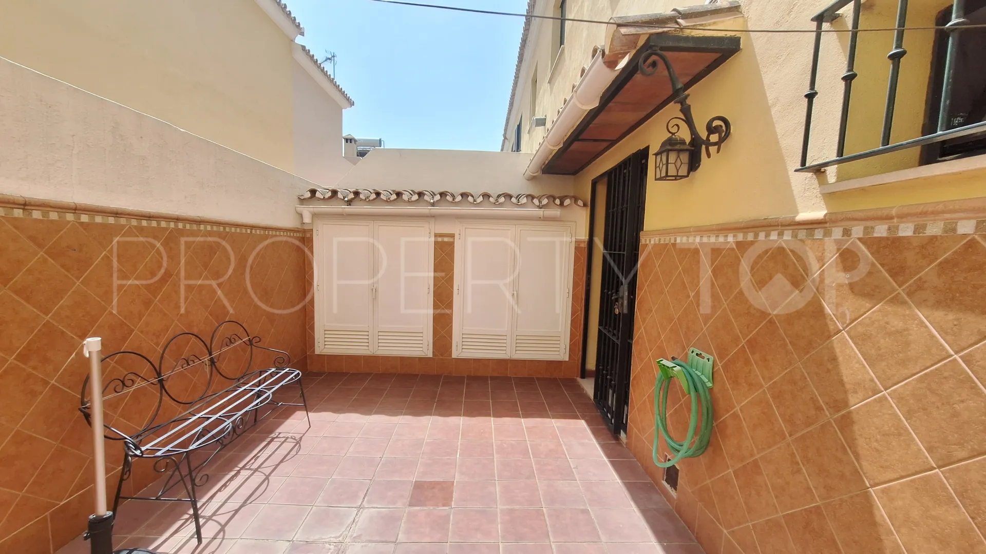 Se vende adosado en Estepona Ciudad de 6 dormitorios