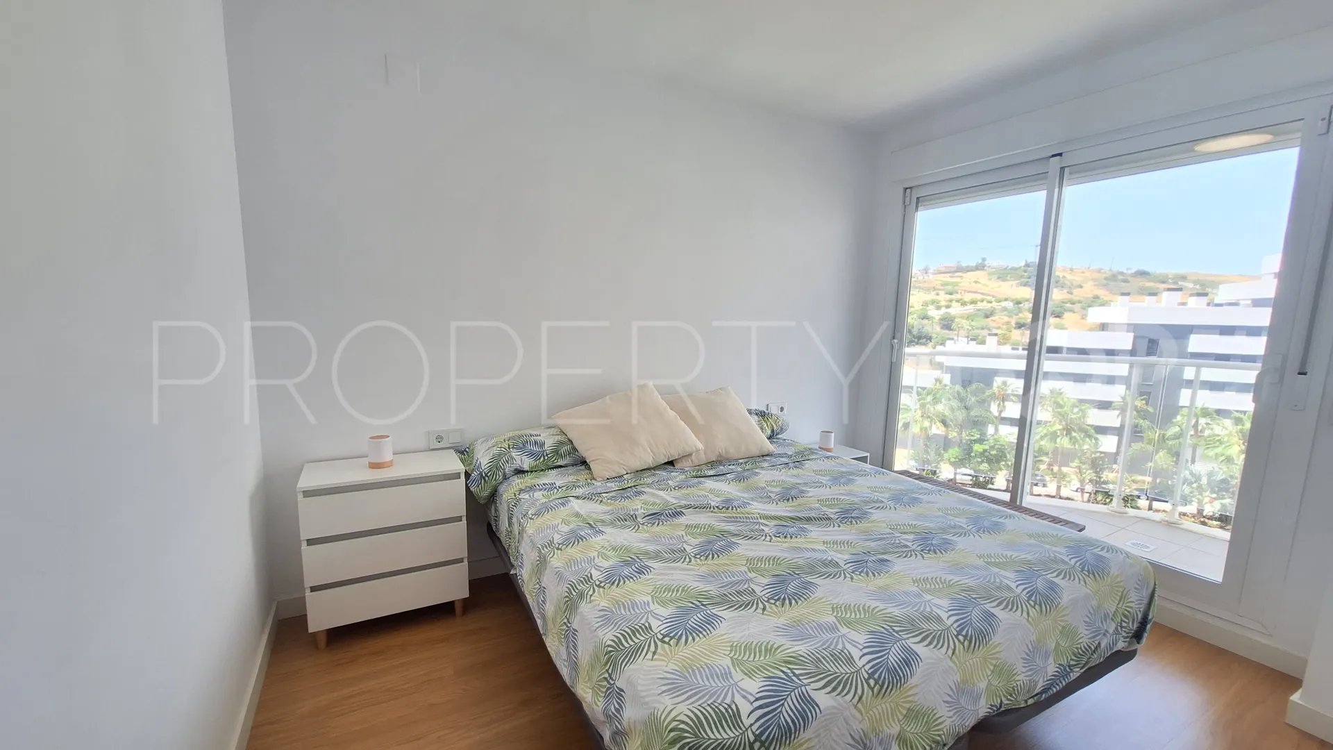 Buy flat with 3 bedrooms in Estepona Centre