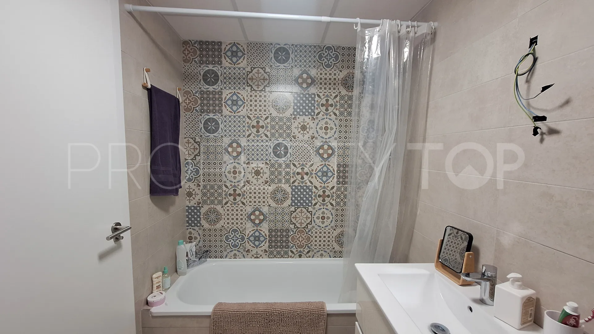 Buy flat with 3 bedrooms in Estepona Centre