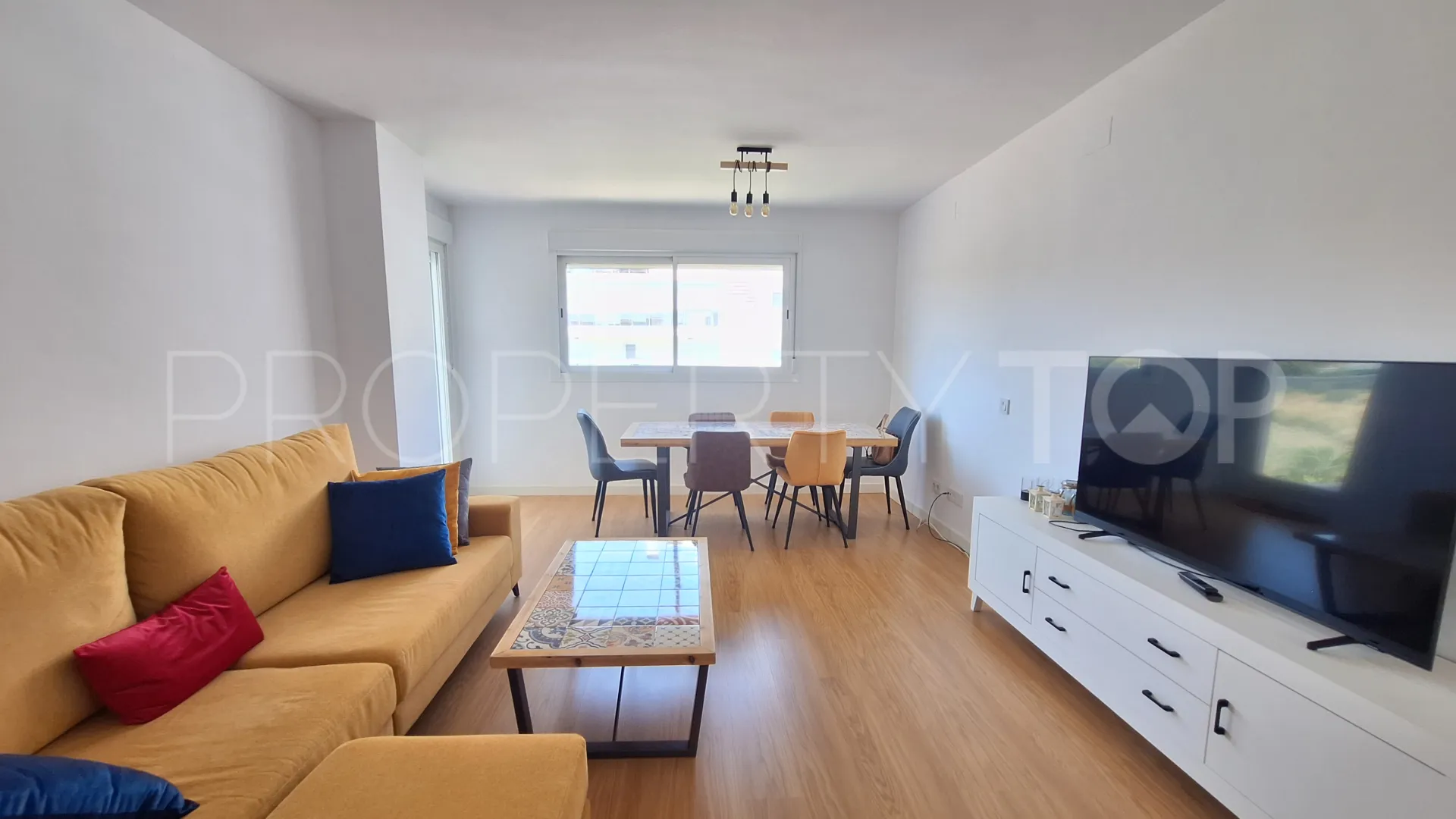 Buy flat with 3 bedrooms in Estepona Centre