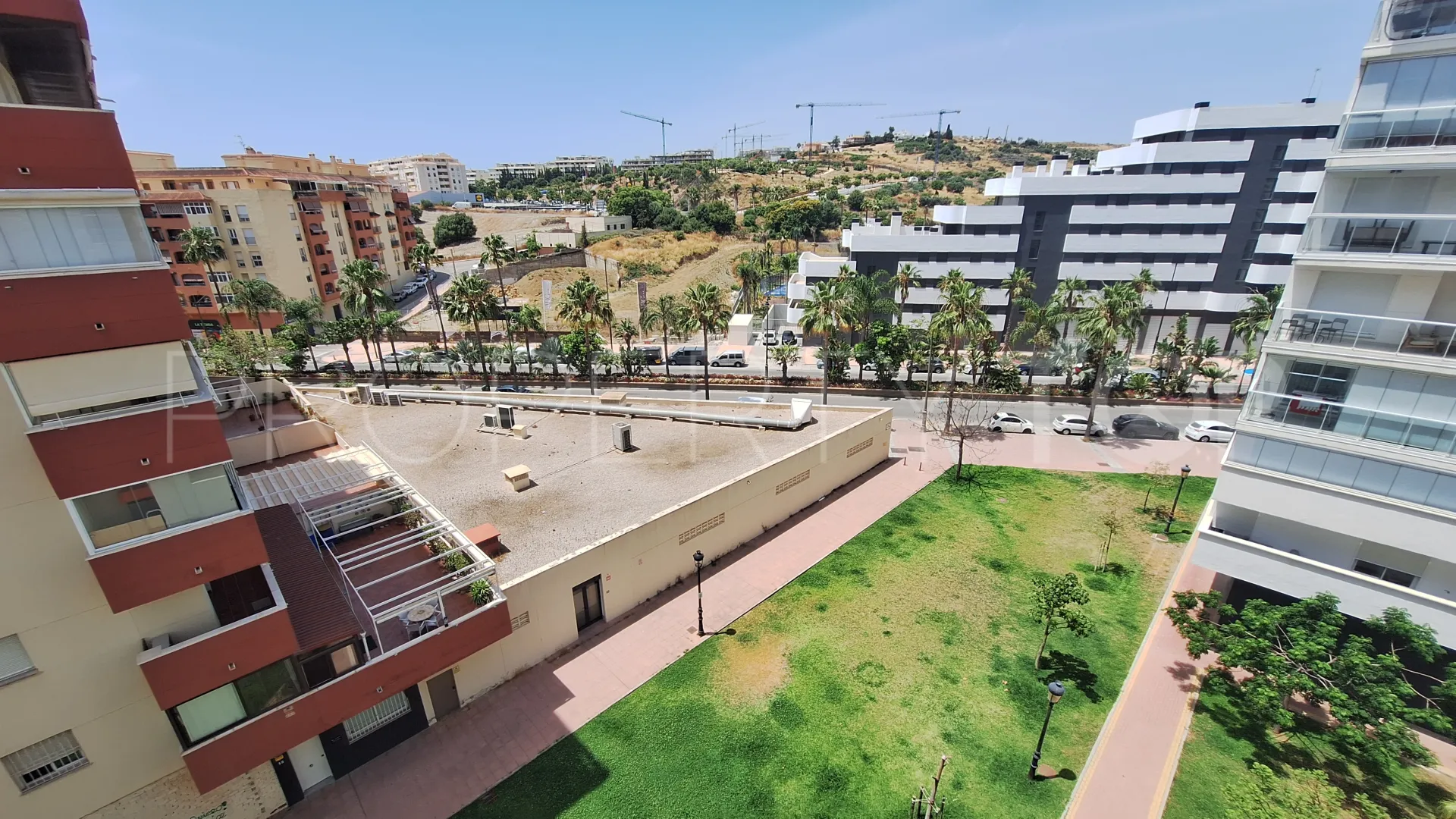 Buy flat with 3 bedrooms in Estepona Centre