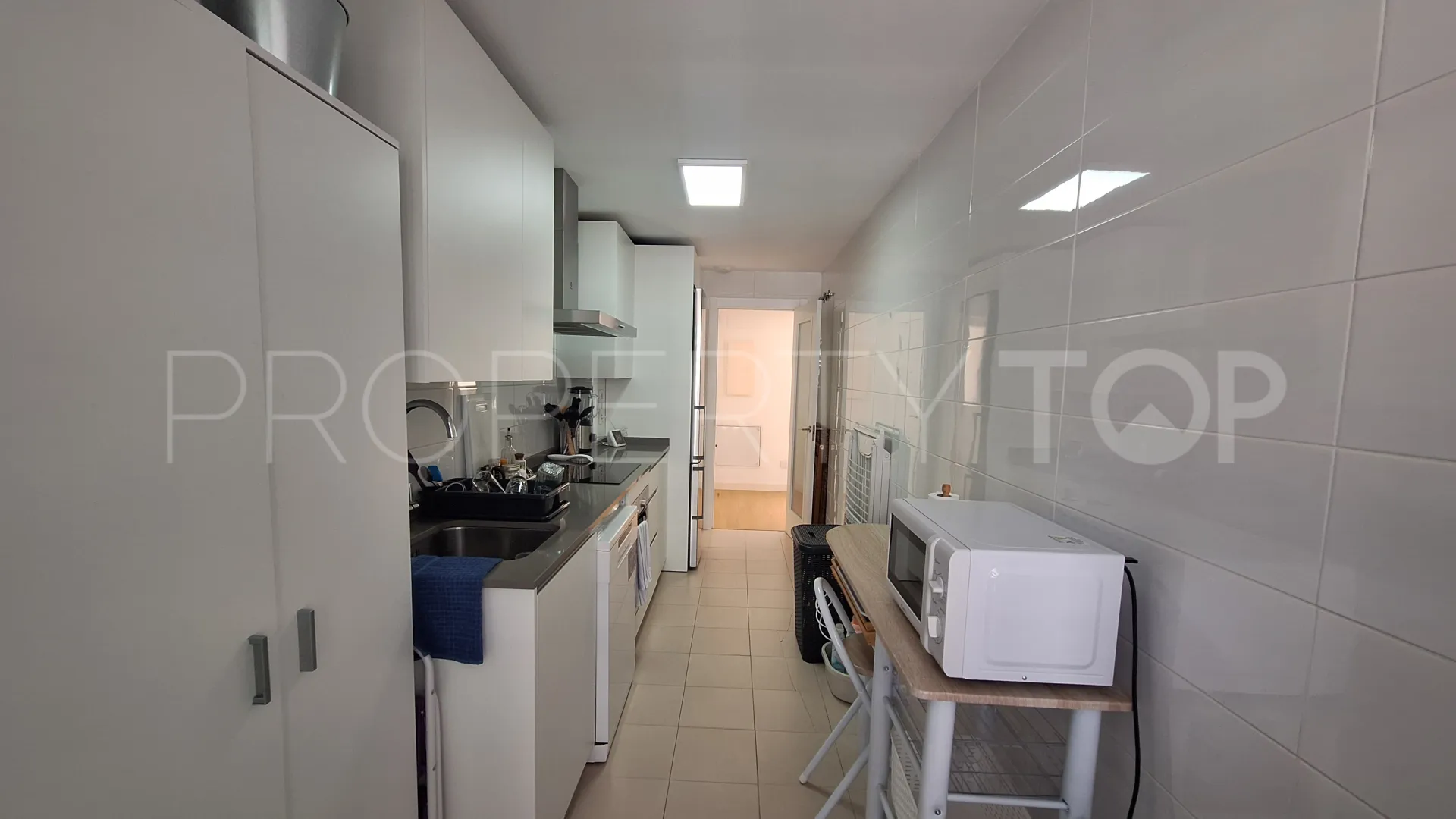 Buy flat with 3 bedrooms in Estepona Centre