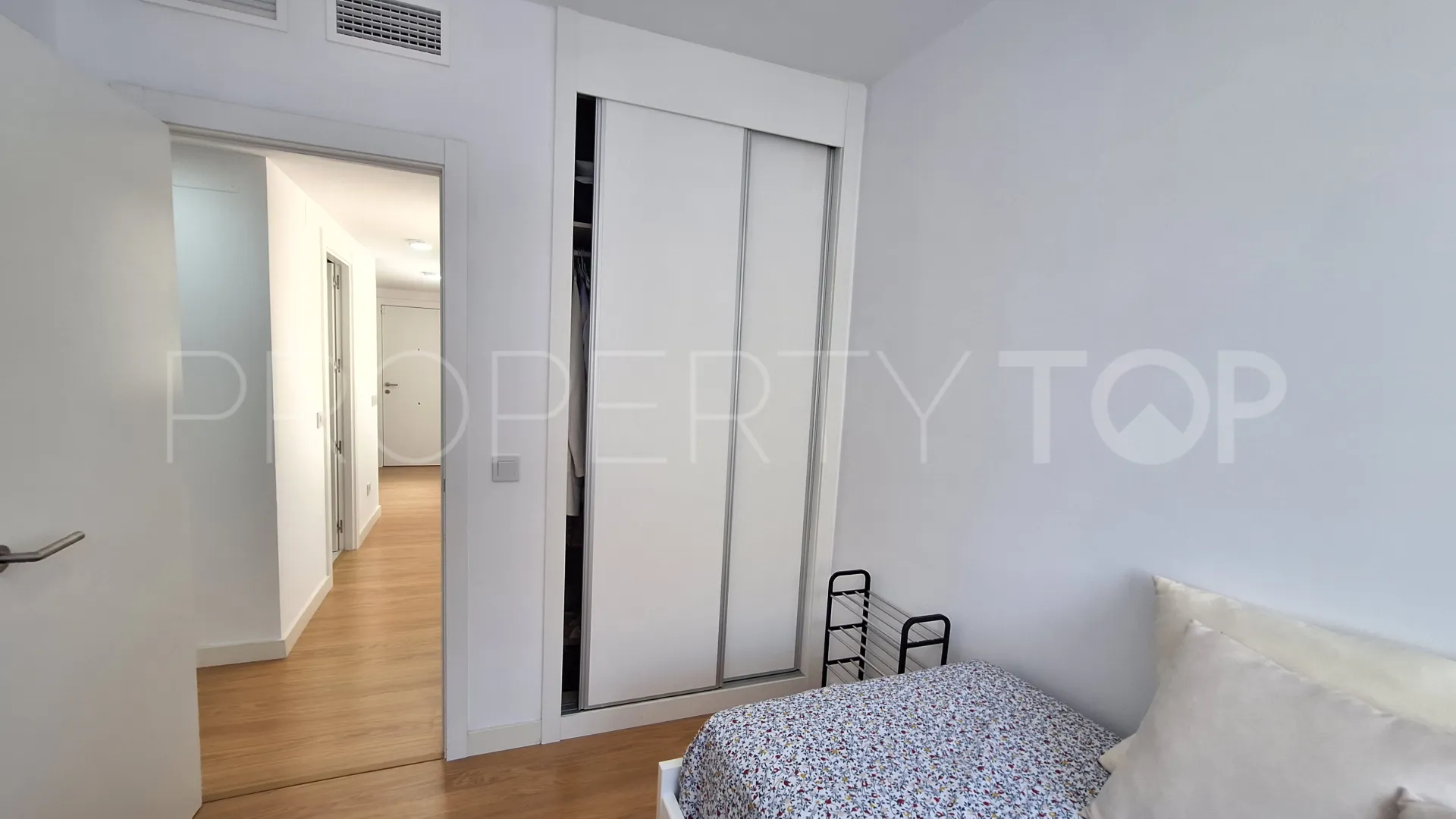 Buy flat with 3 bedrooms in Estepona Centre