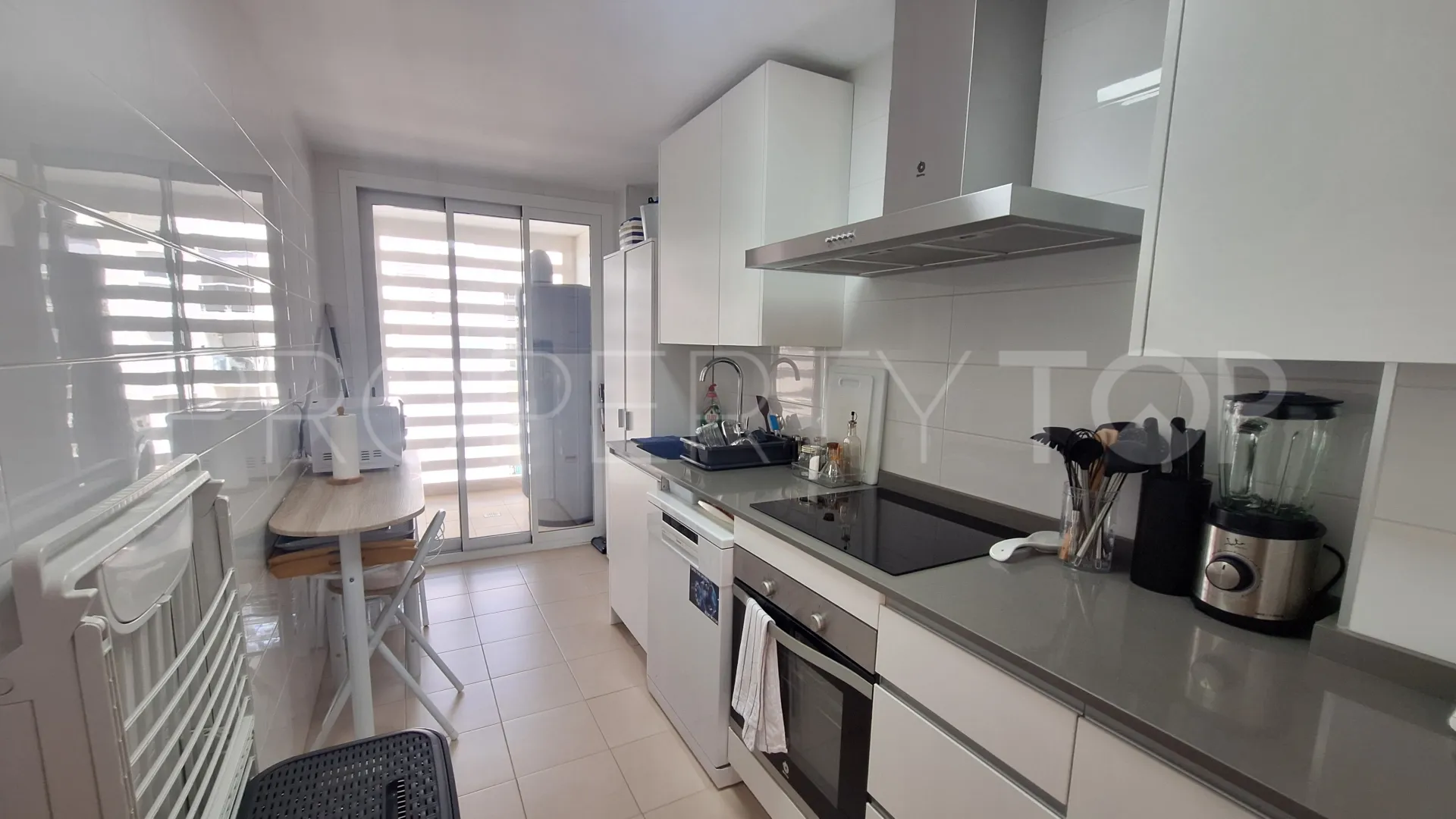 Buy flat with 3 bedrooms in Estepona Centre