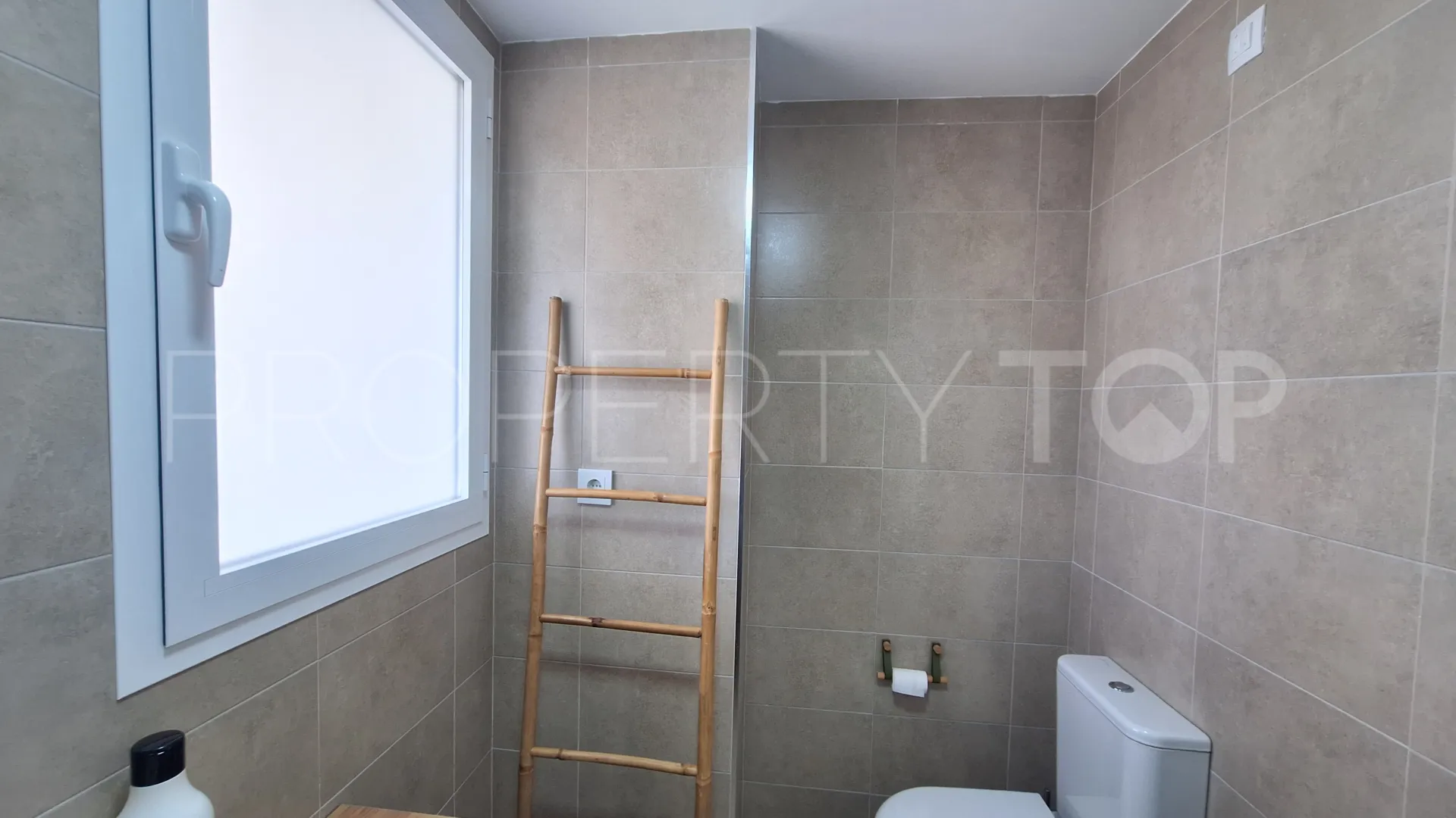 Buy flat with 3 bedrooms in Estepona Centre