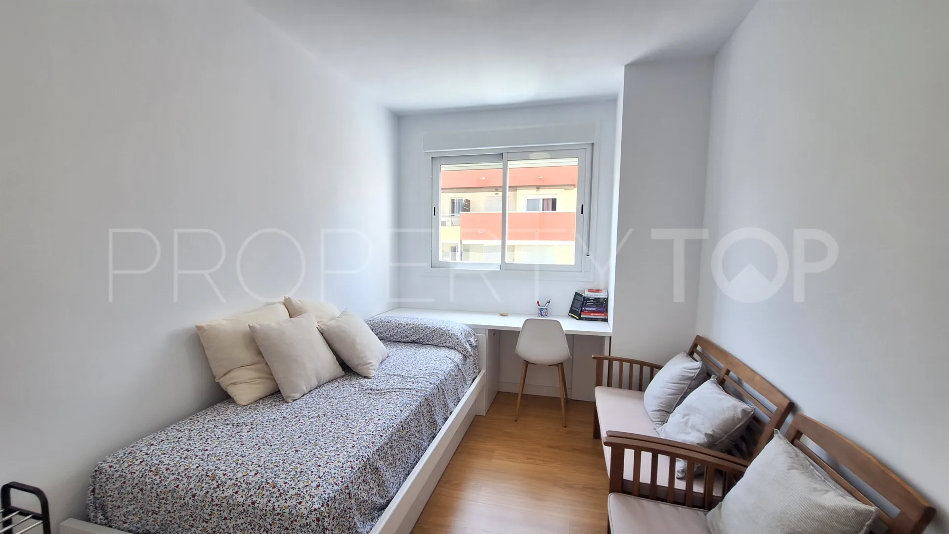 Buy flat with 3 bedrooms in Estepona Centre
