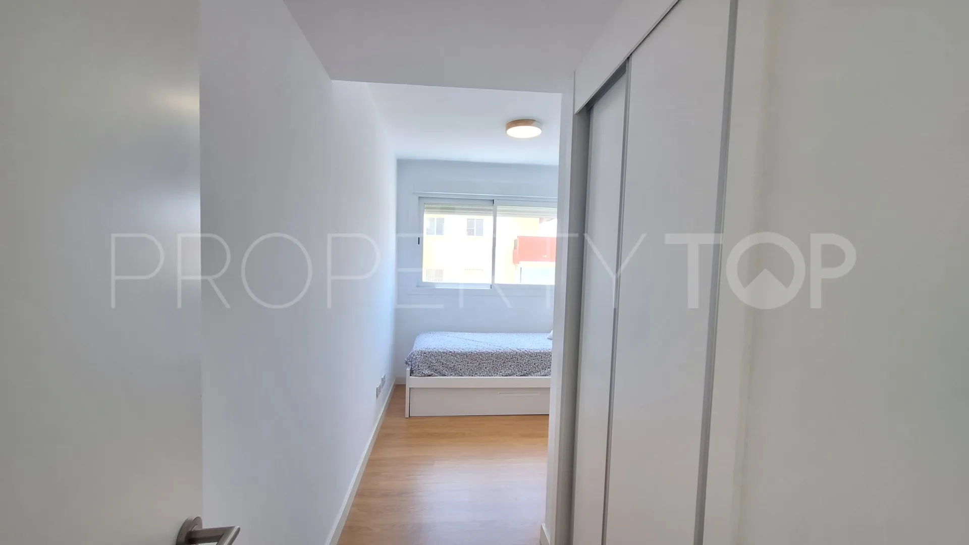Buy flat with 3 bedrooms in Estepona Centre