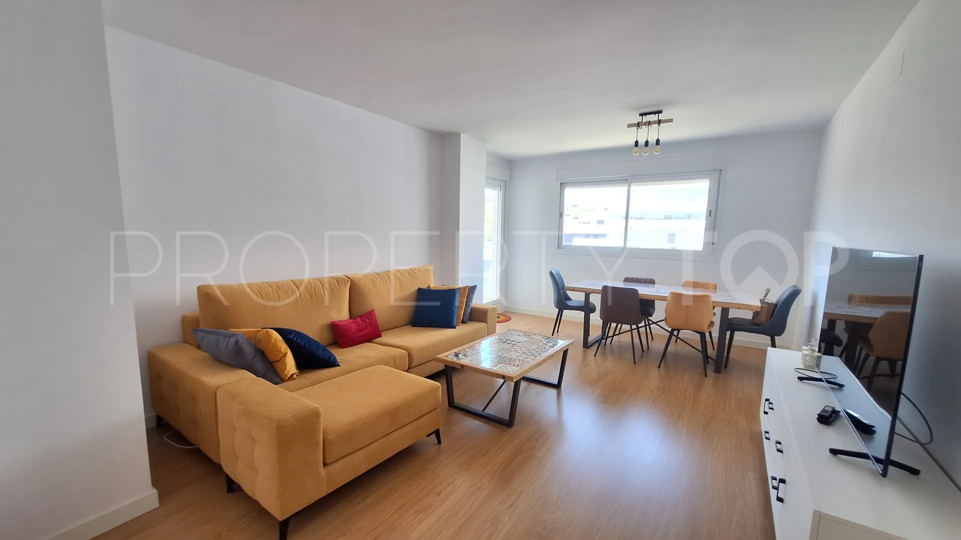 Buy flat with 3 bedrooms in Estepona Centre