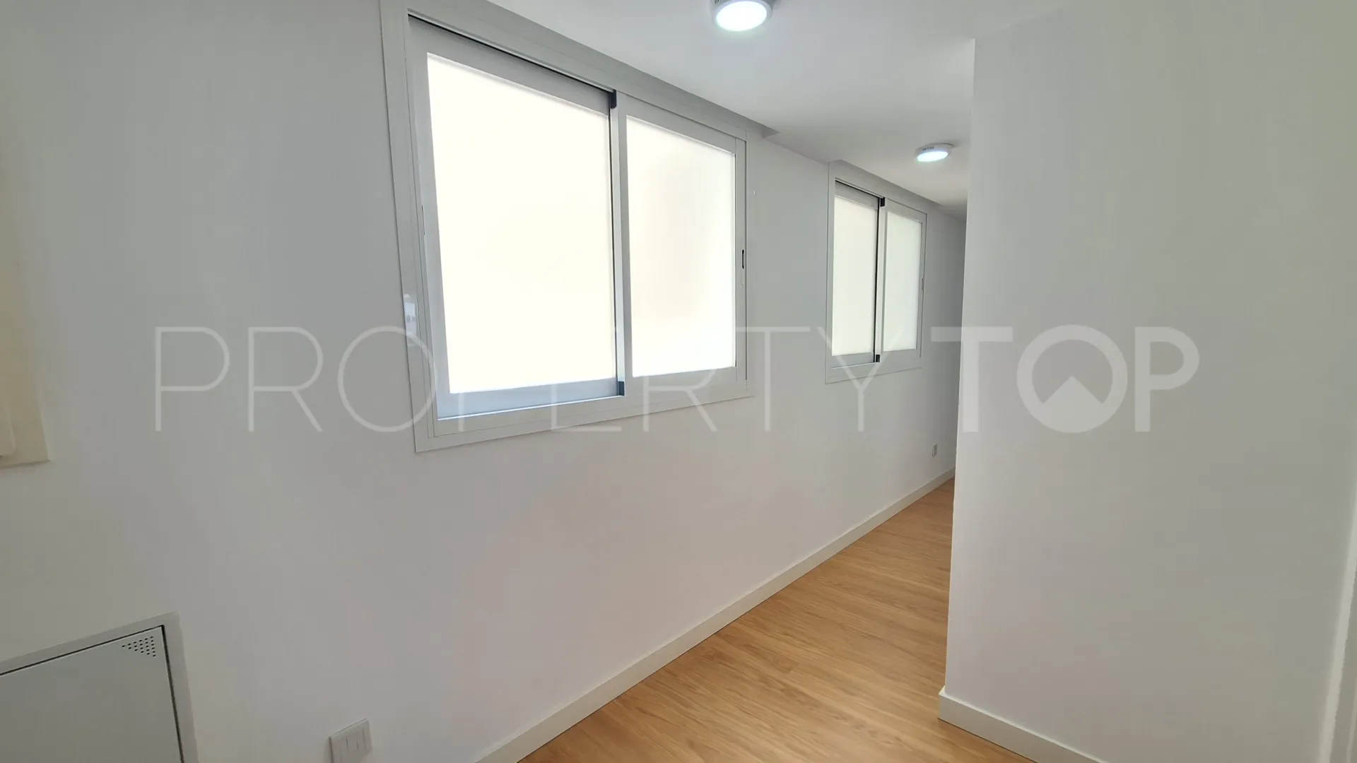 Buy flat with 3 bedrooms in Estepona Centre