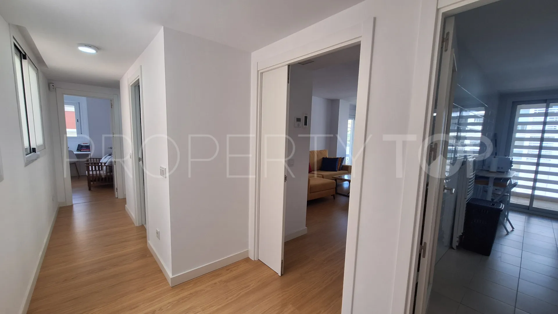 Buy flat with 3 bedrooms in Estepona Centre