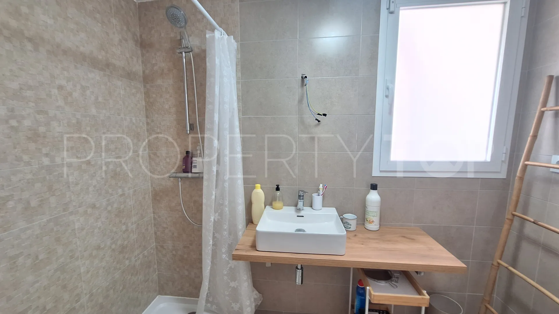 Buy flat with 3 bedrooms in Estepona Centre