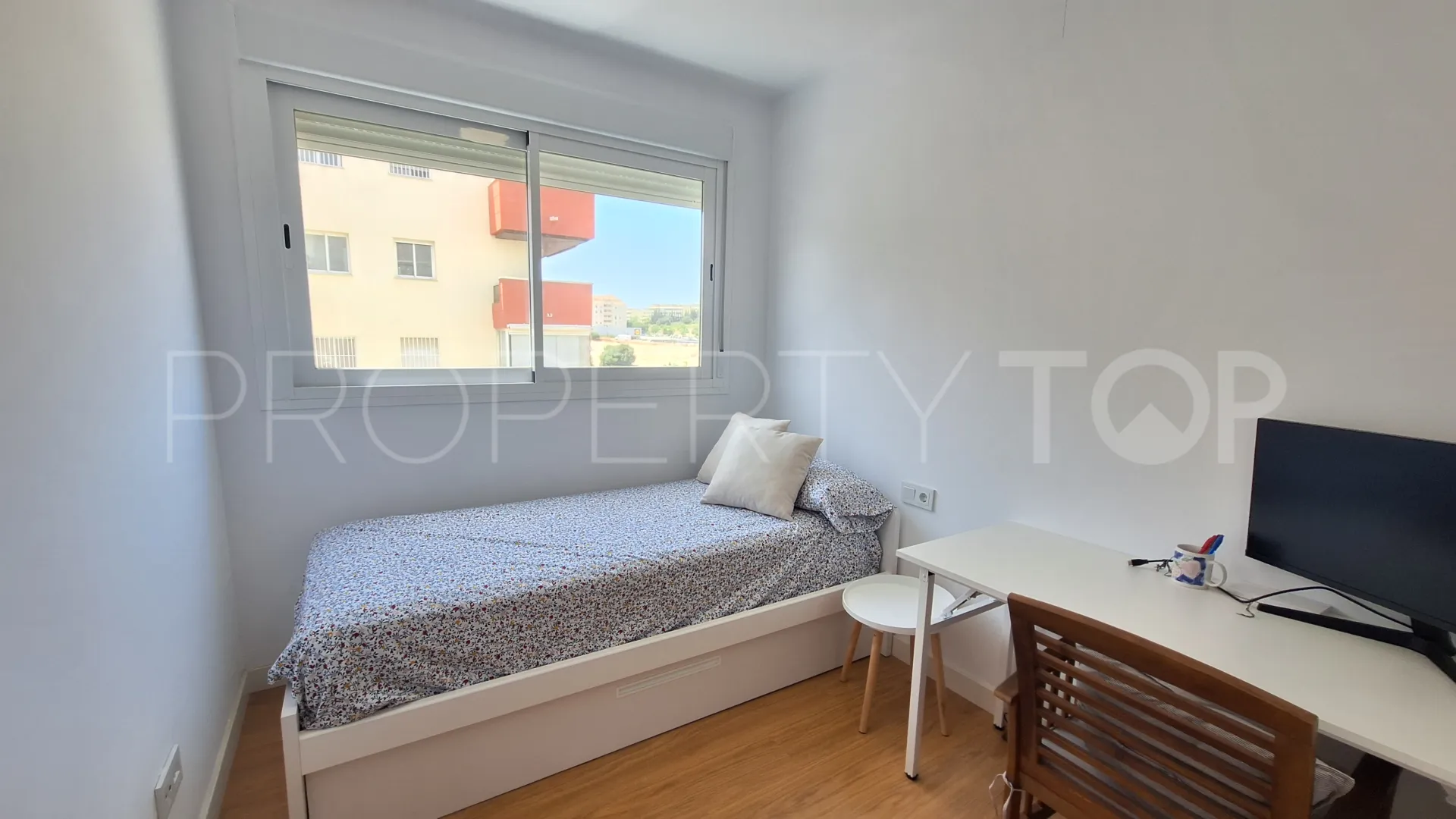 Buy flat with 3 bedrooms in Estepona Centre