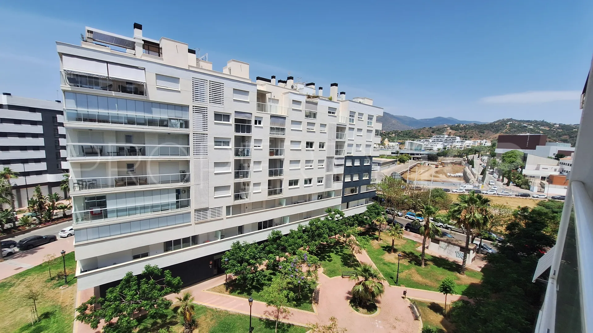 Buy flat with 3 bedrooms in Estepona Centre