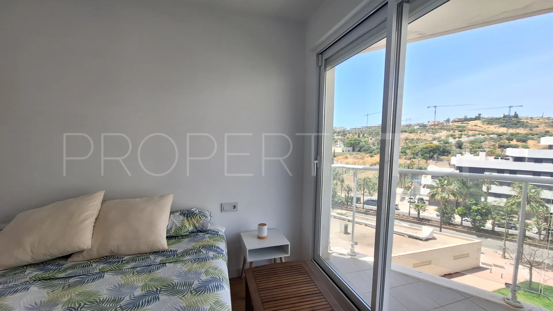 Buy flat with 3 bedrooms in Estepona Centre