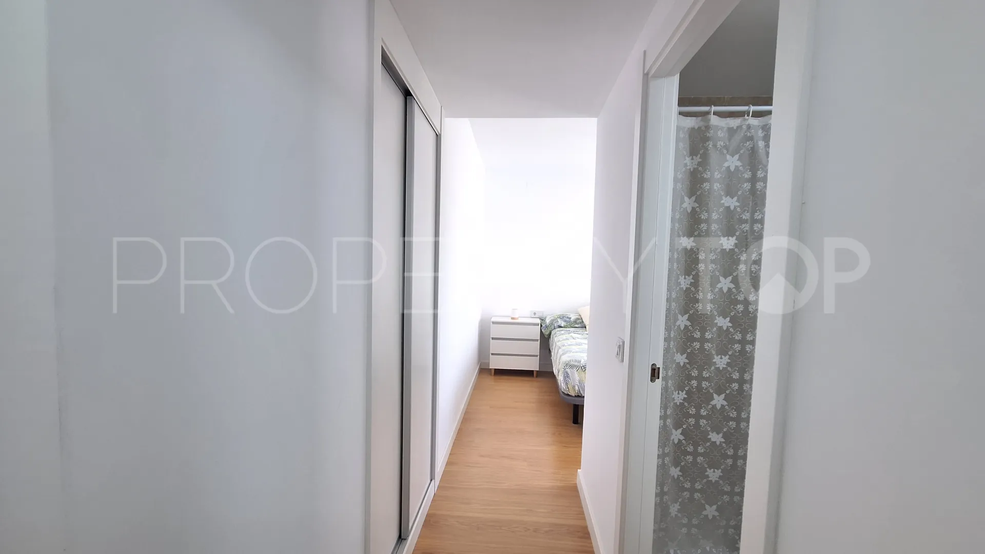 Buy flat with 3 bedrooms in Estepona Centre