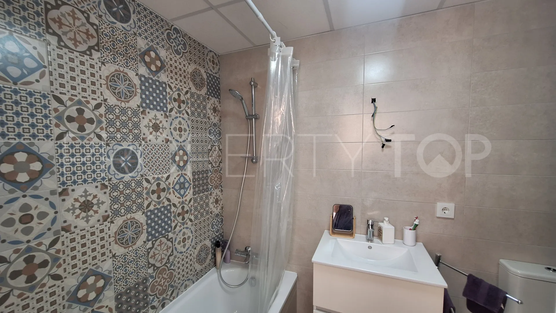 Buy flat with 3 bedrooms in Estepona Centre