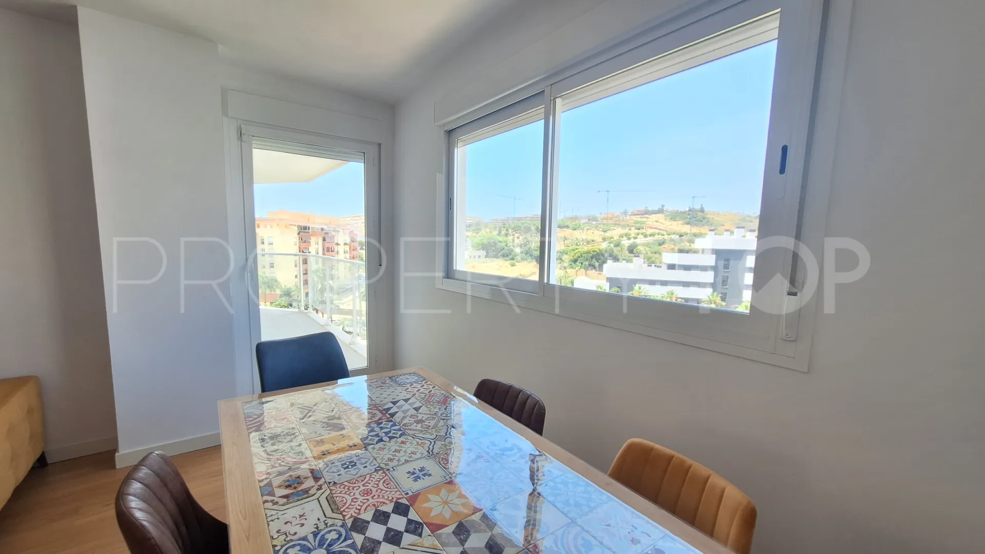 Buy flat with 3 bedrooms in Estepona Centre