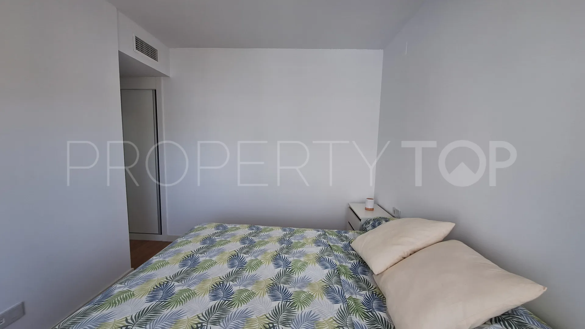 Buy flat with 3 bedrooms in Estepona Centre