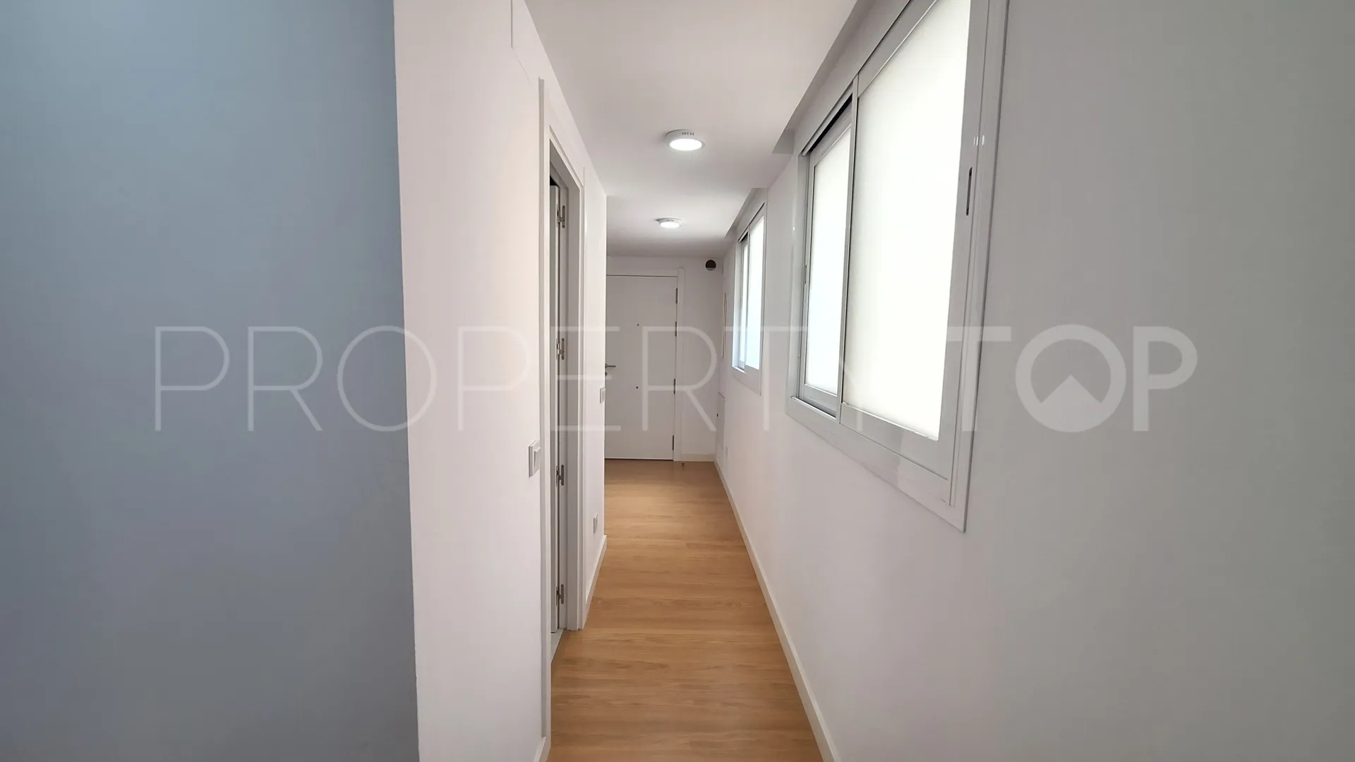 Buy flat with 3 bedrooms in Estepona Centre