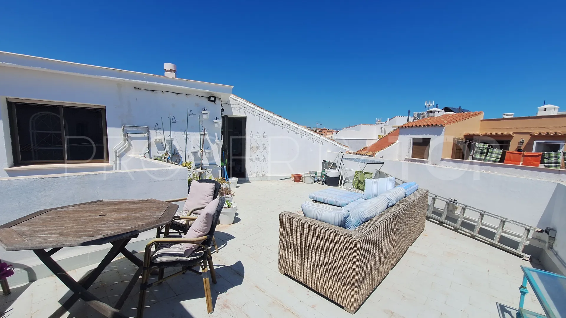 Se vende edificio con 5 dormitorios en Estepona Casco Antiguo