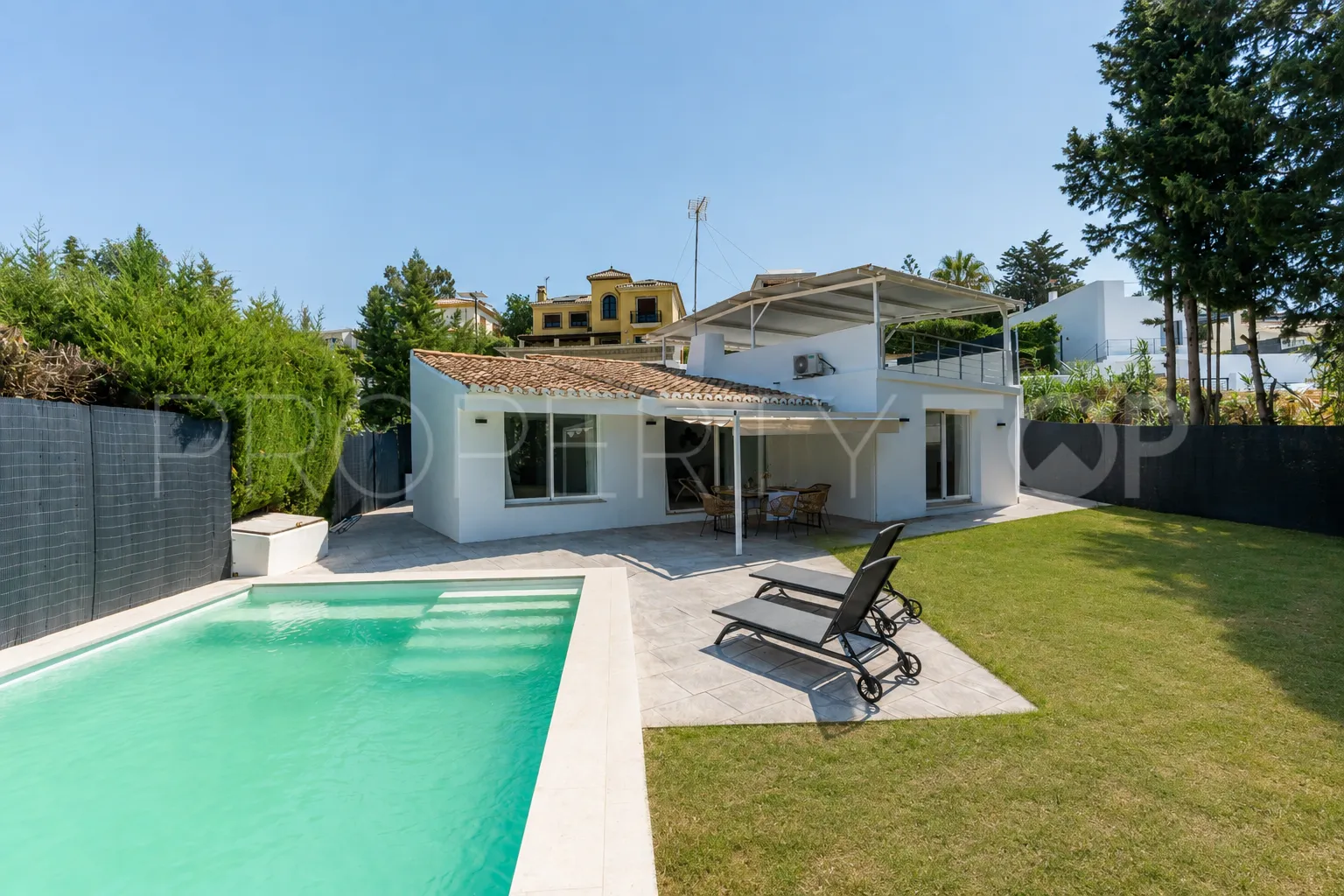3 bedrooms Estepona West chalet for sale