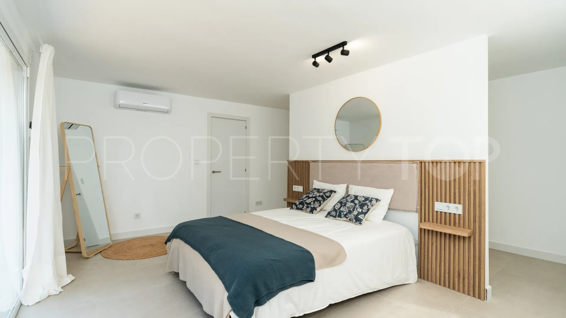 3 bedrooms Estepona West chalet for sale