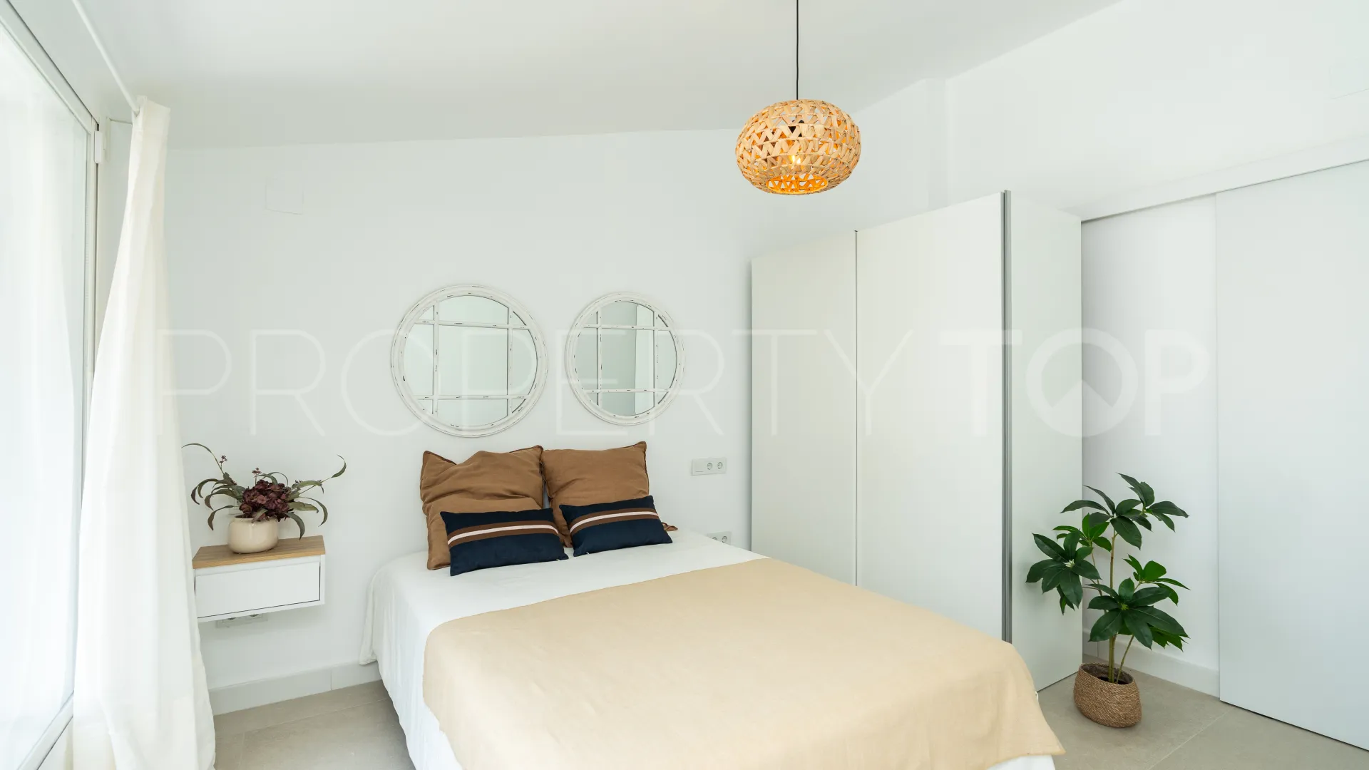 3 bedrooms Estepona West chalet for sale