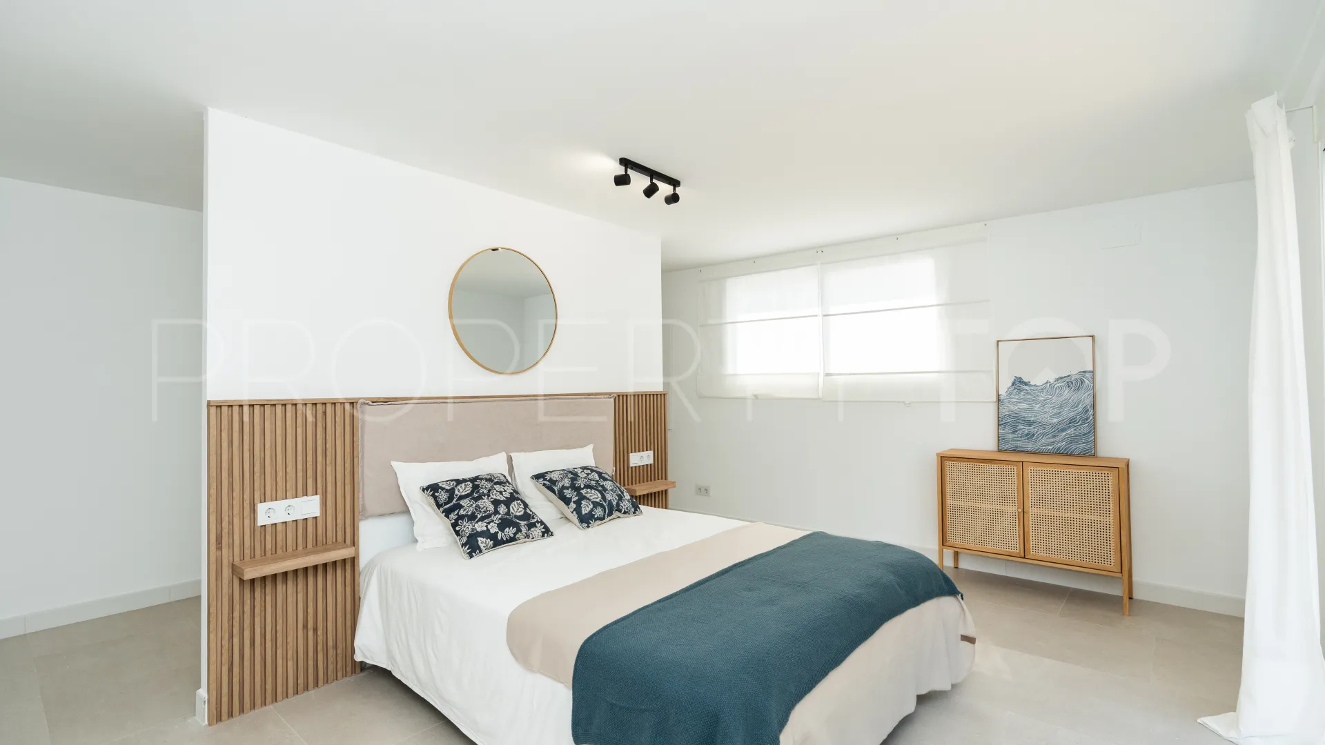 3 bedrooms Estepona West chalet for sale