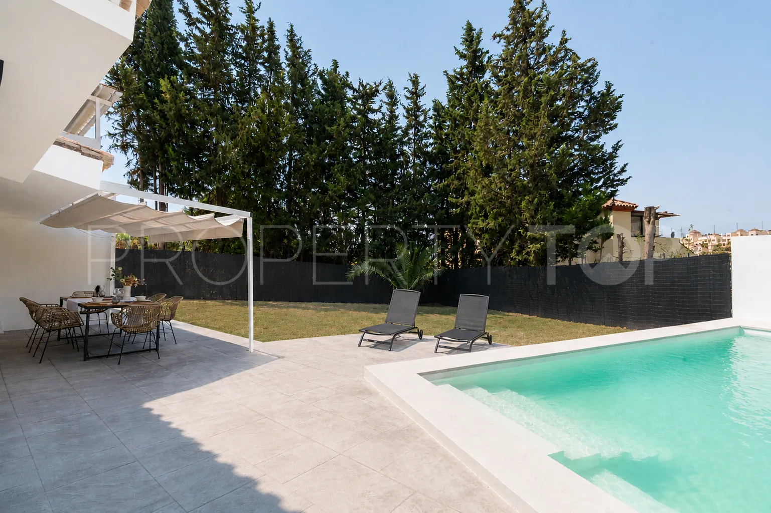 3 bedrooms Estepona West chalet for sale
