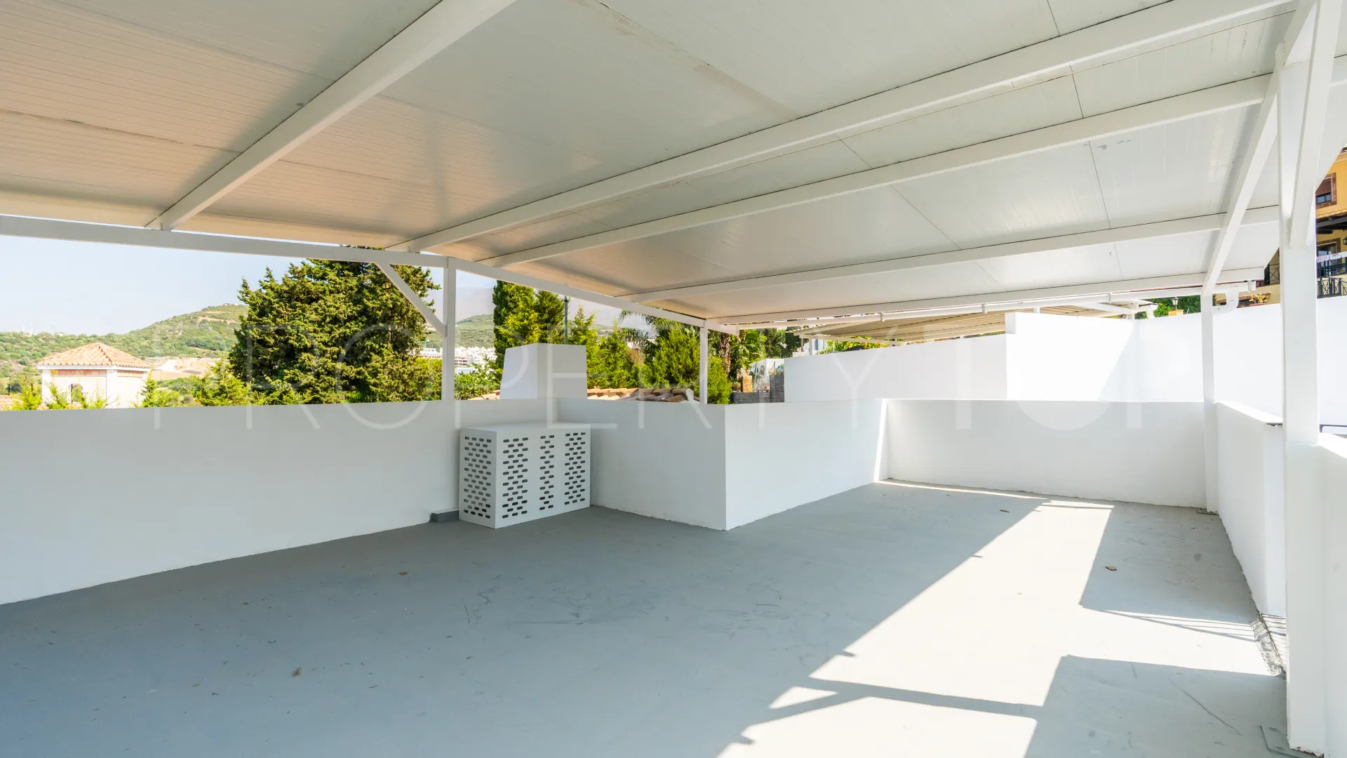 3 bedrooms Estepona West chalet for sale