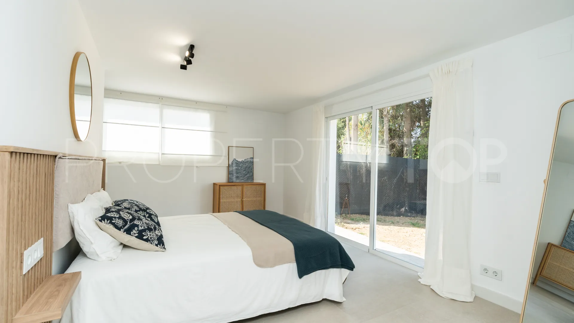 3 bedrooms Estepona West chalet for sale