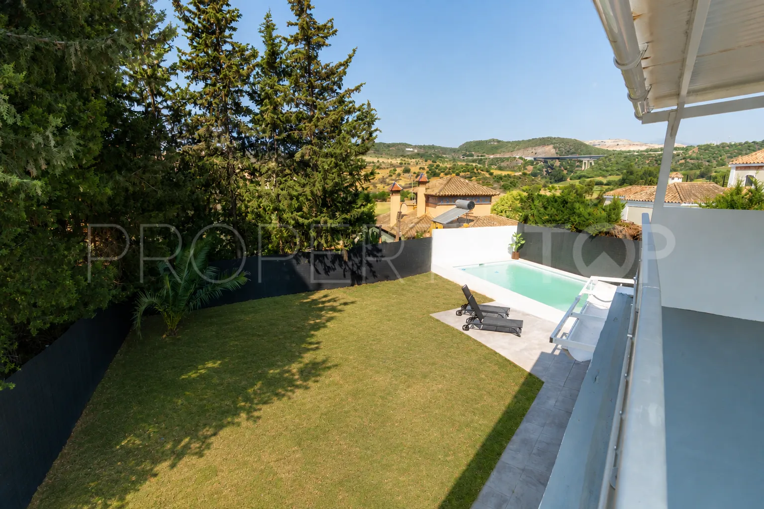 3 bedrooms Estepona West chalet for sale