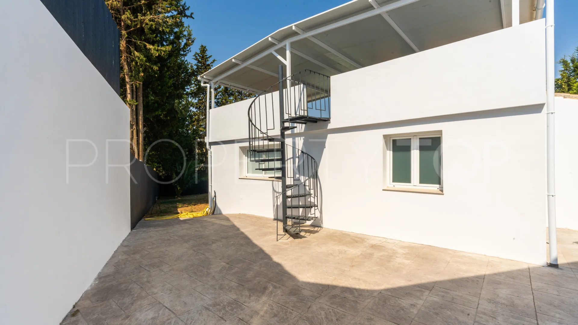 3 bedrooms Estepona West chalet for sale