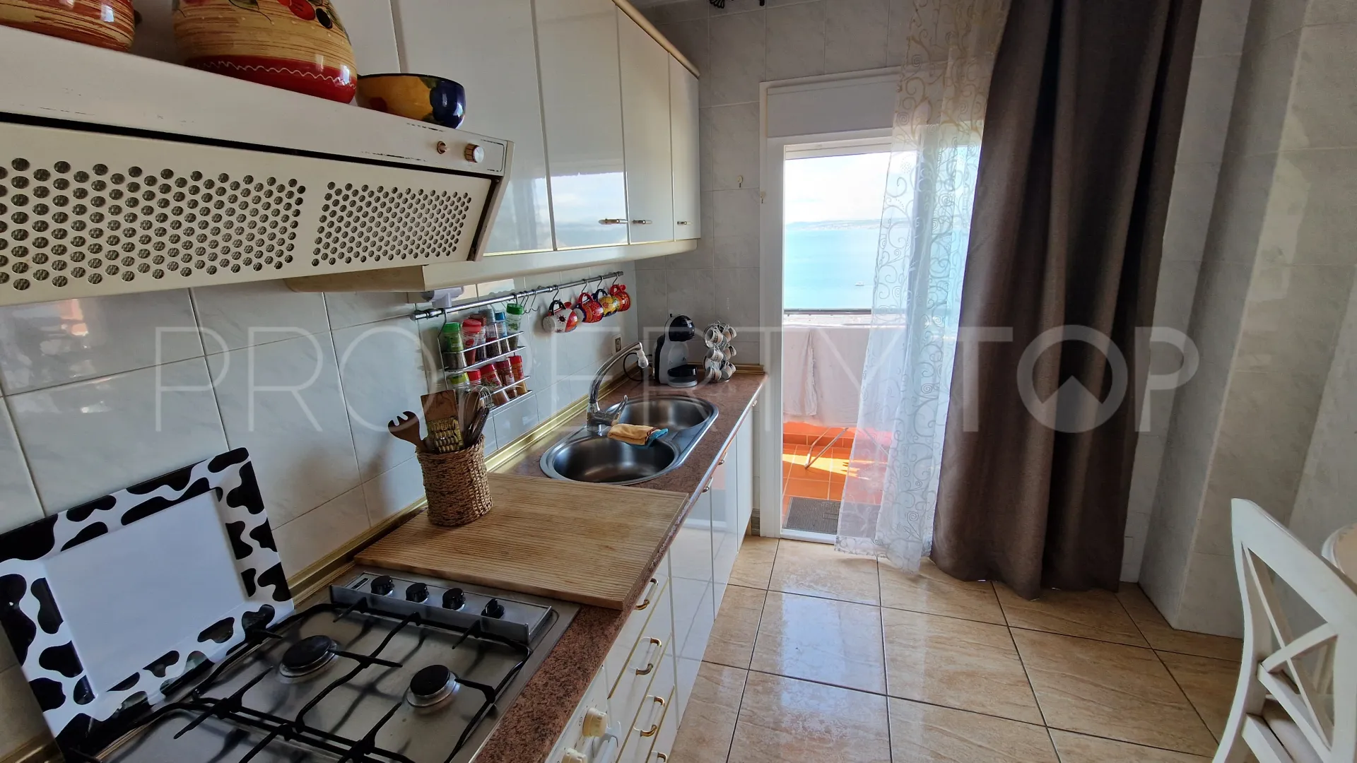 Apartamento de 3 dormitorios en venta en Estepona Oeste