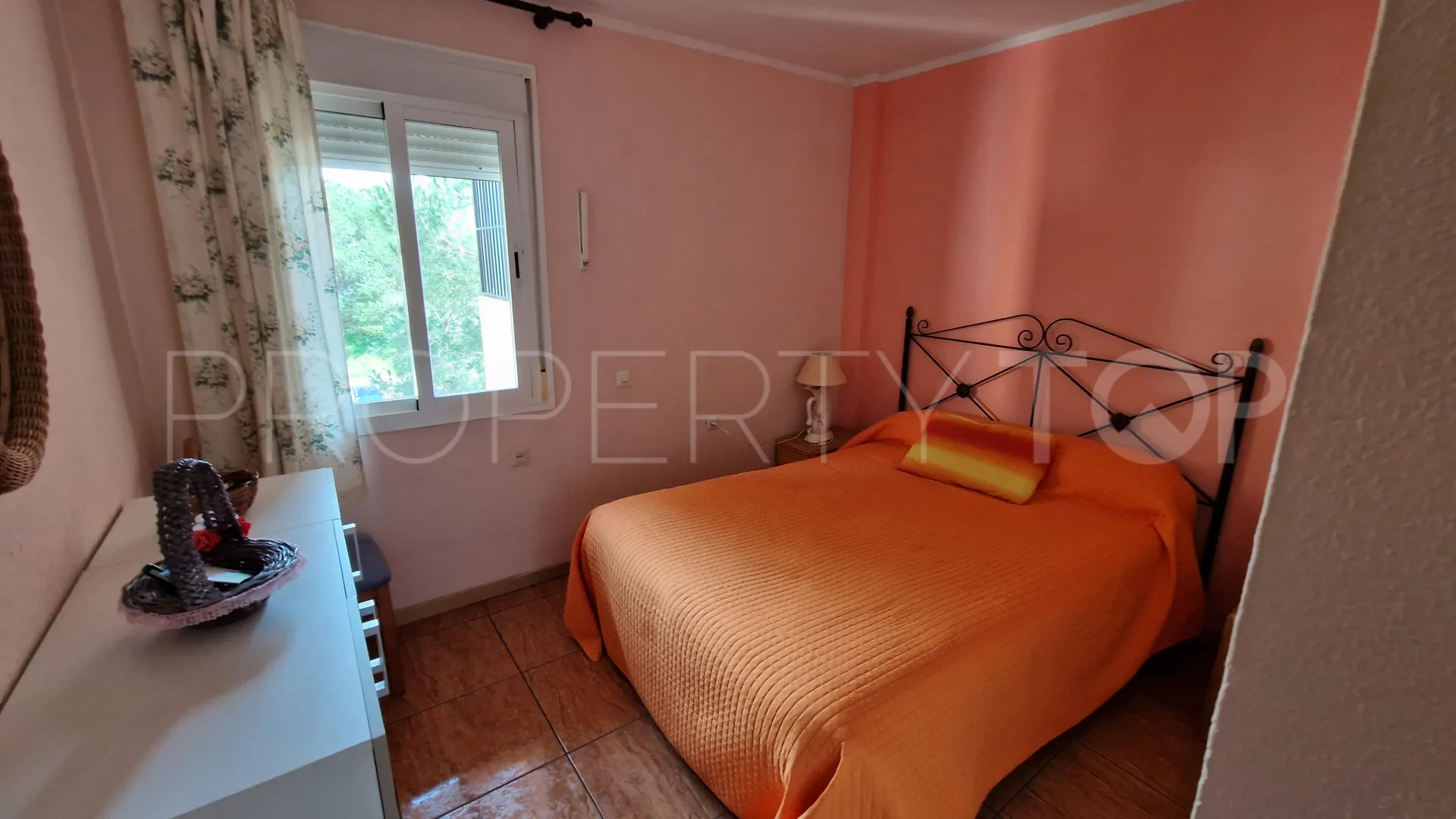 Apartamento de 3 dormitorios en venta en Estepona Oeste