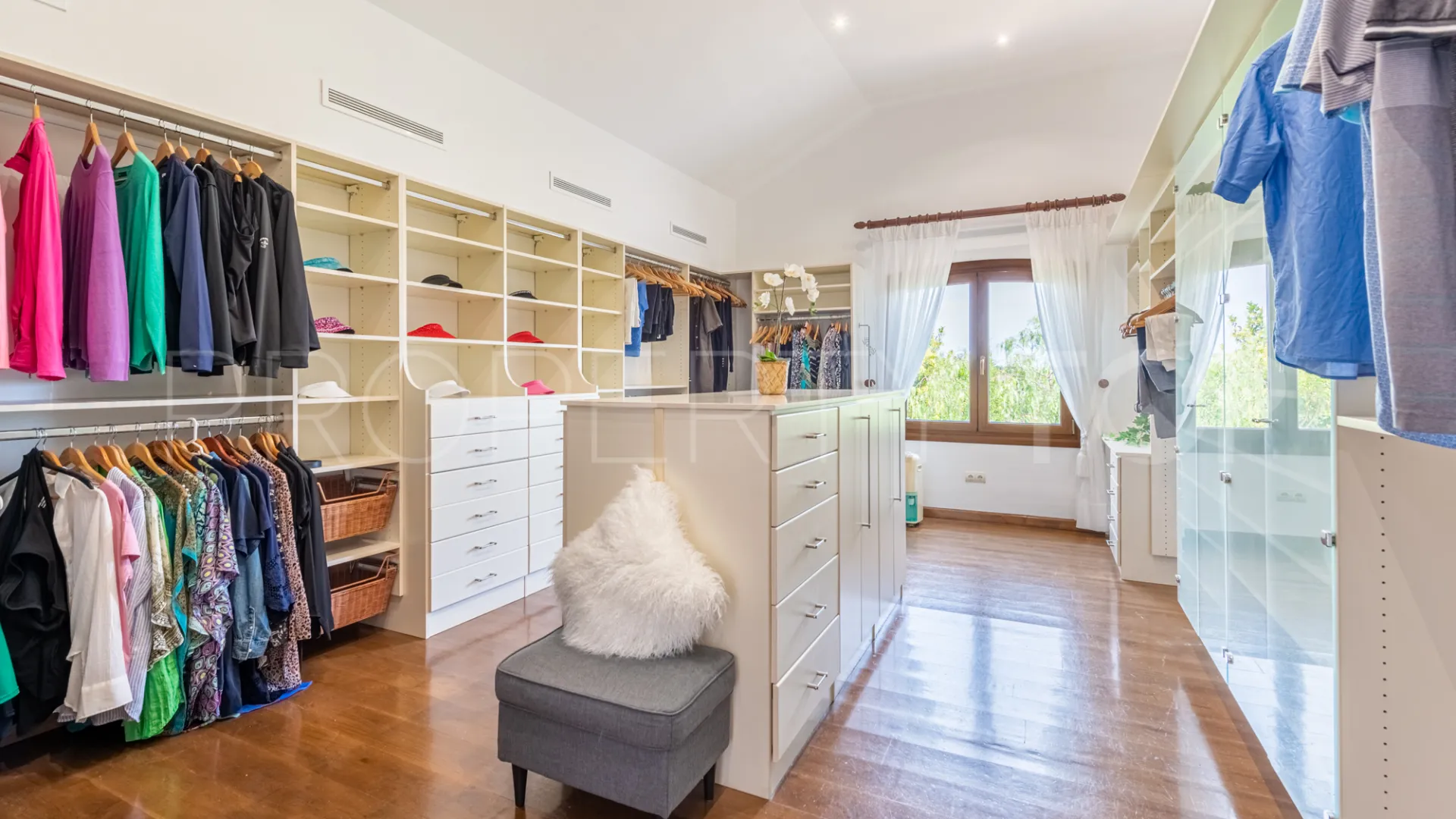 Se vende villa con 7 dormitorios en Zona F
