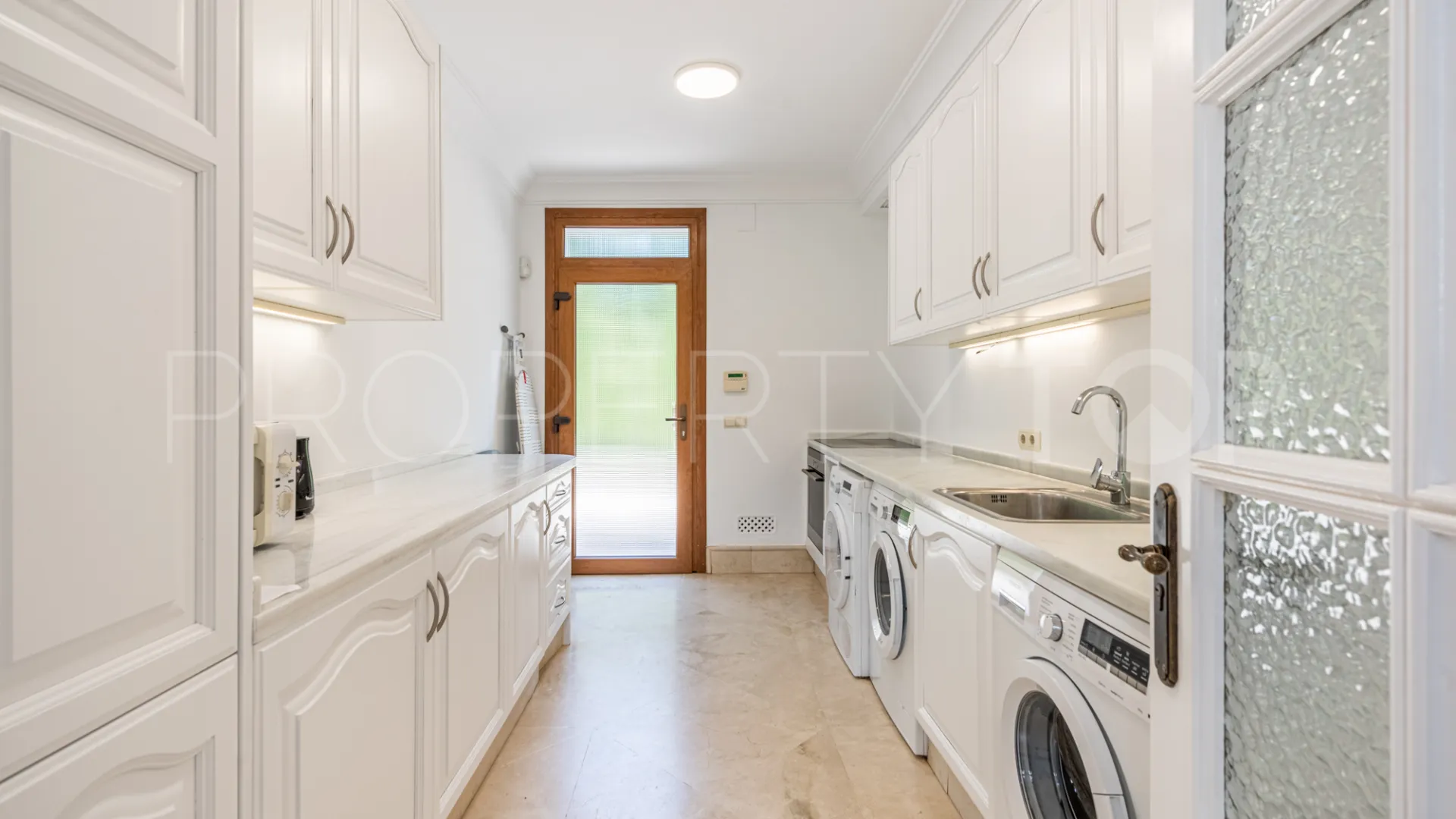Se vende villa con 7 dormitorios en Zona F