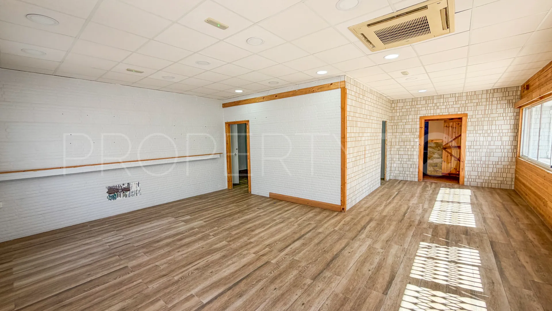 Palmones commercial premises for sale