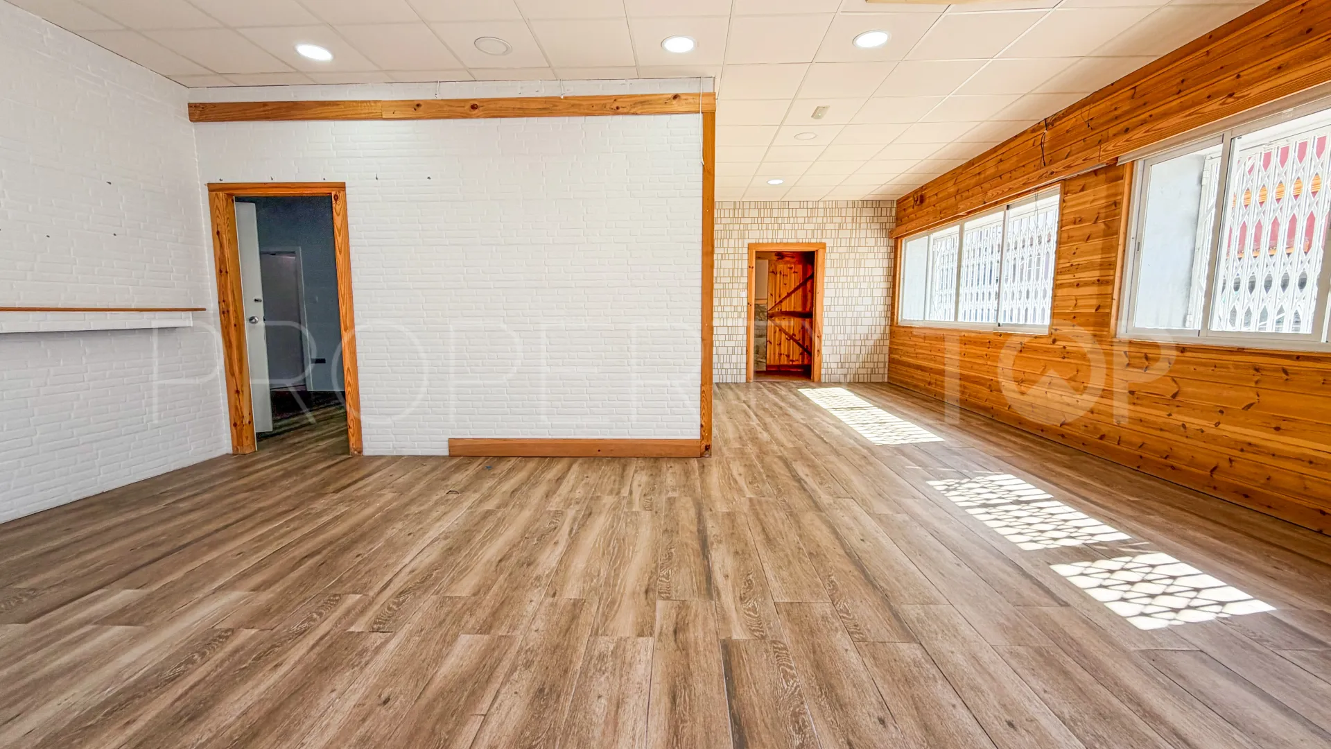 Palmones commercial premises for sale