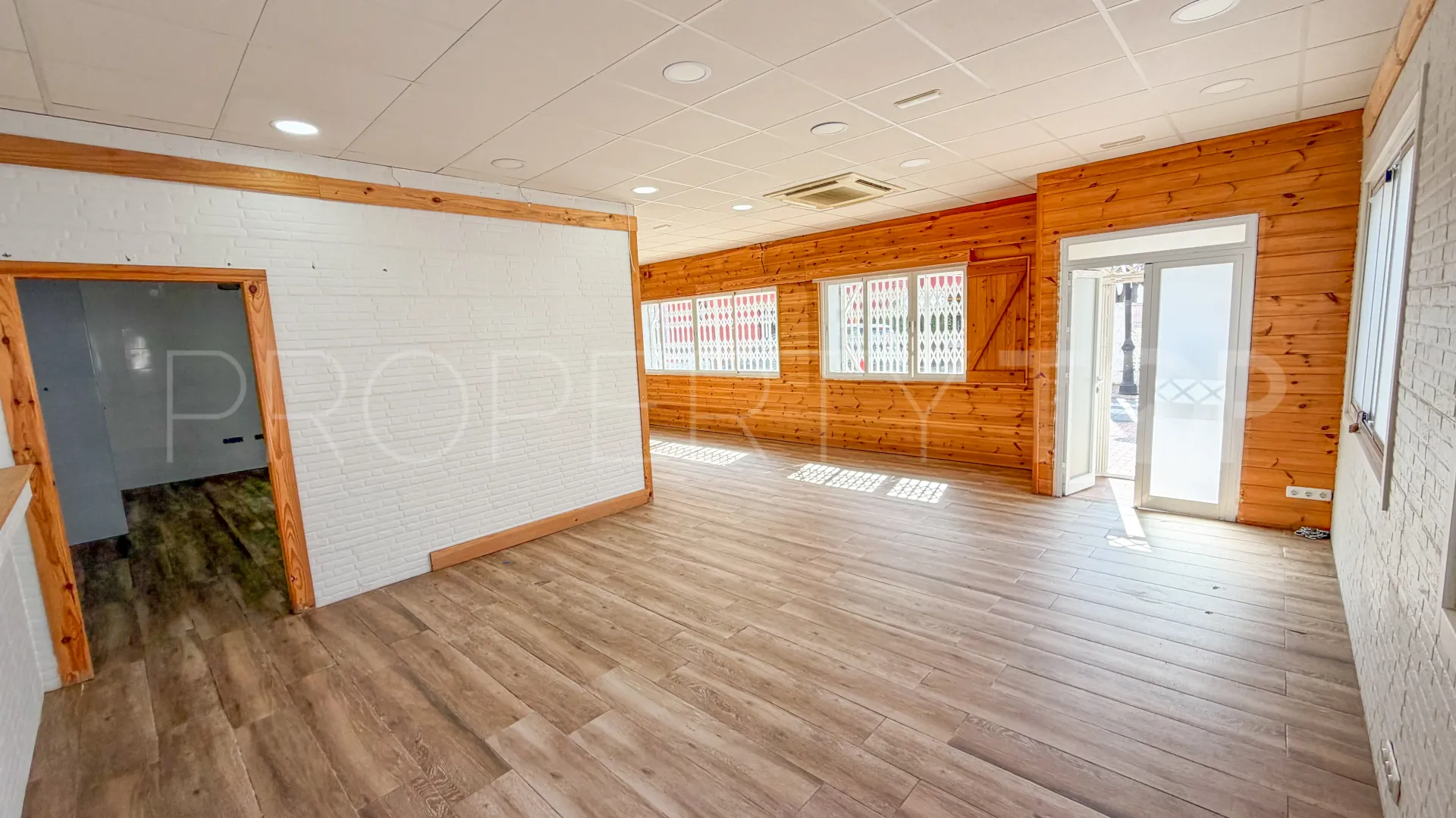 Palmones commercial premises for sale