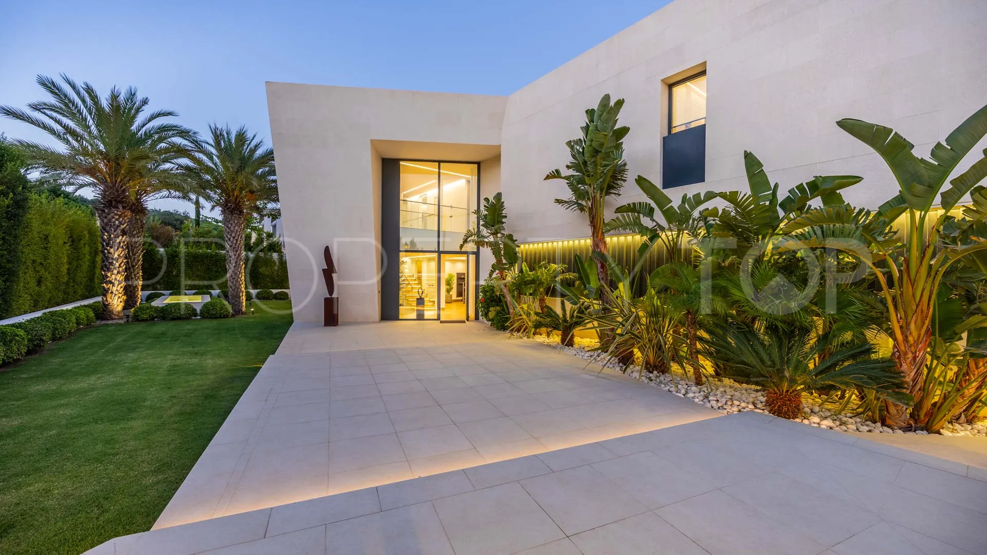 For sale Zona M villa with 5 bedrooms