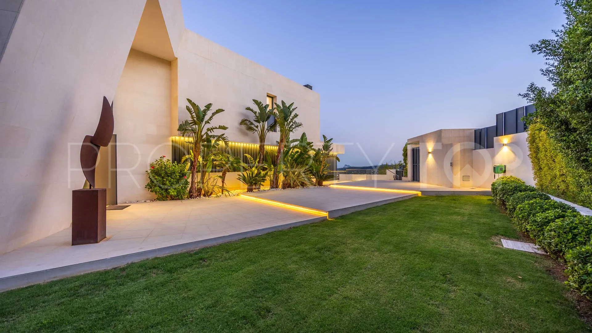 For sale Zona M villa with 5 bedrooms