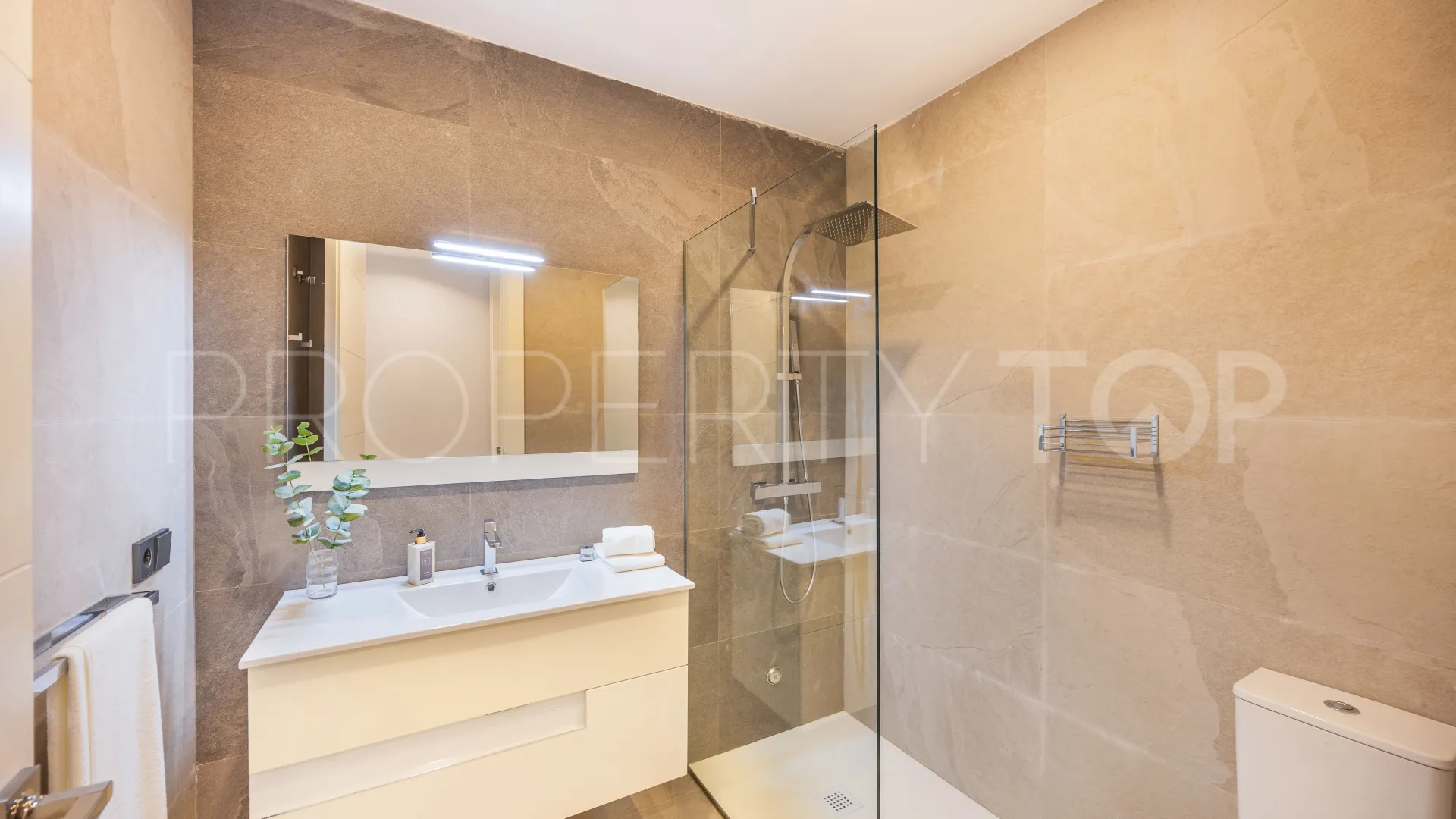 For sale Zona M villa with 5 bedrooms