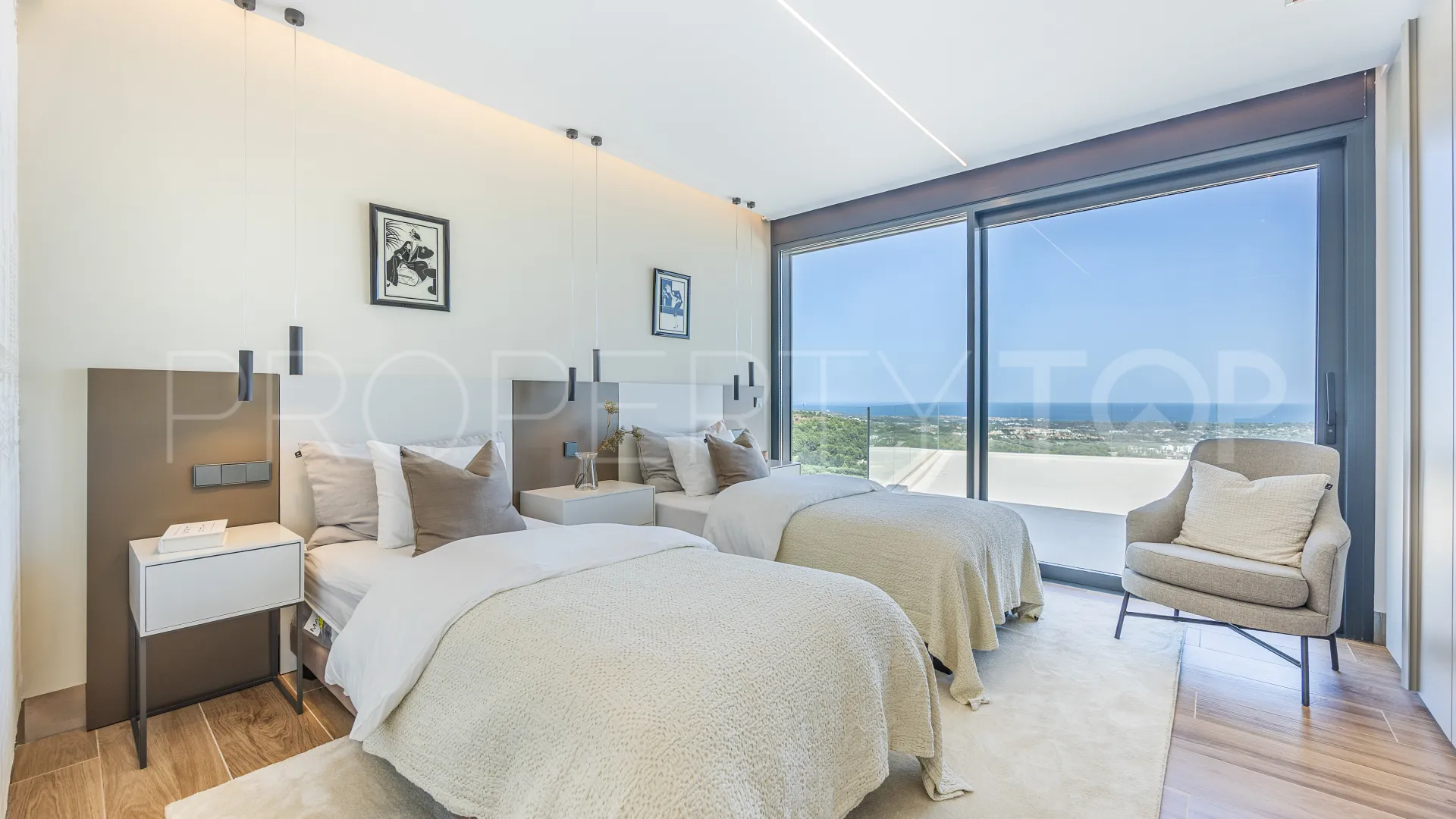 For sale Zona M villa with 5 bedrooms