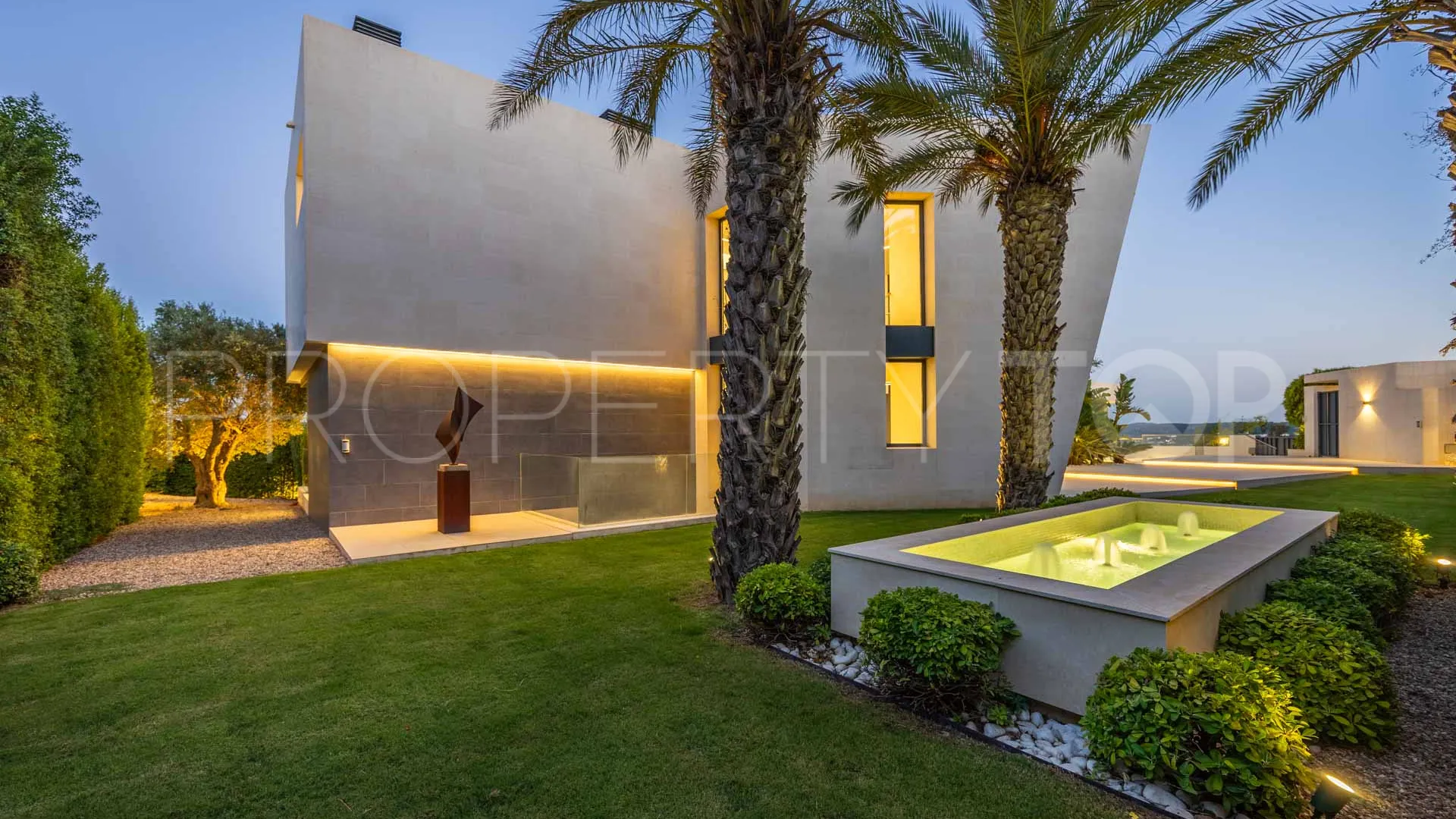 For sale Zona M villa with 5 bedrooms