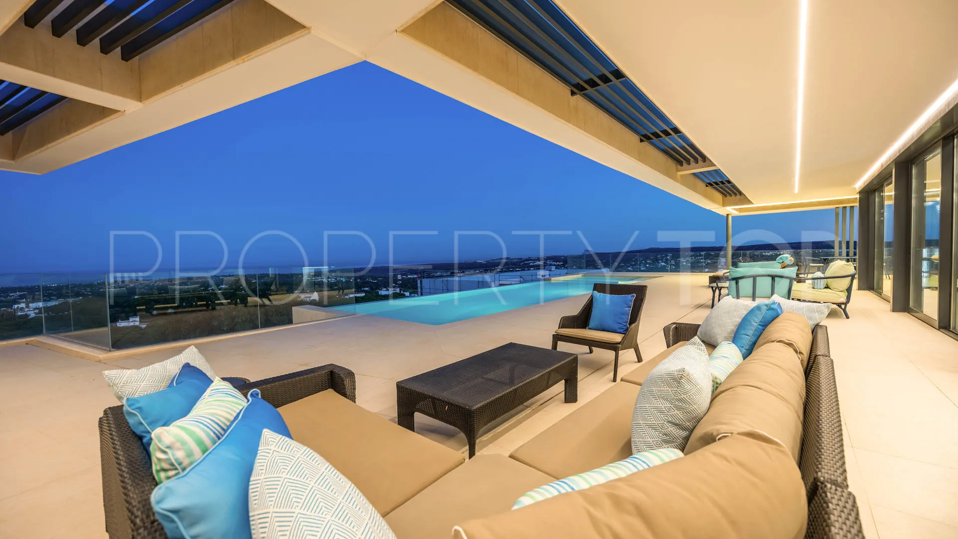 For sale Zona M villa with 5 bedrooms