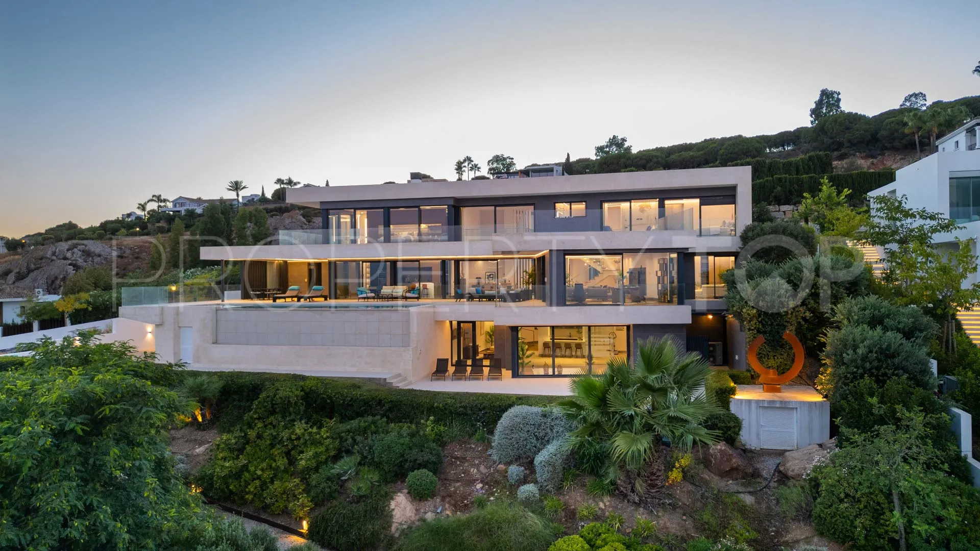 For sale Zona M villa with 5 bedrooms