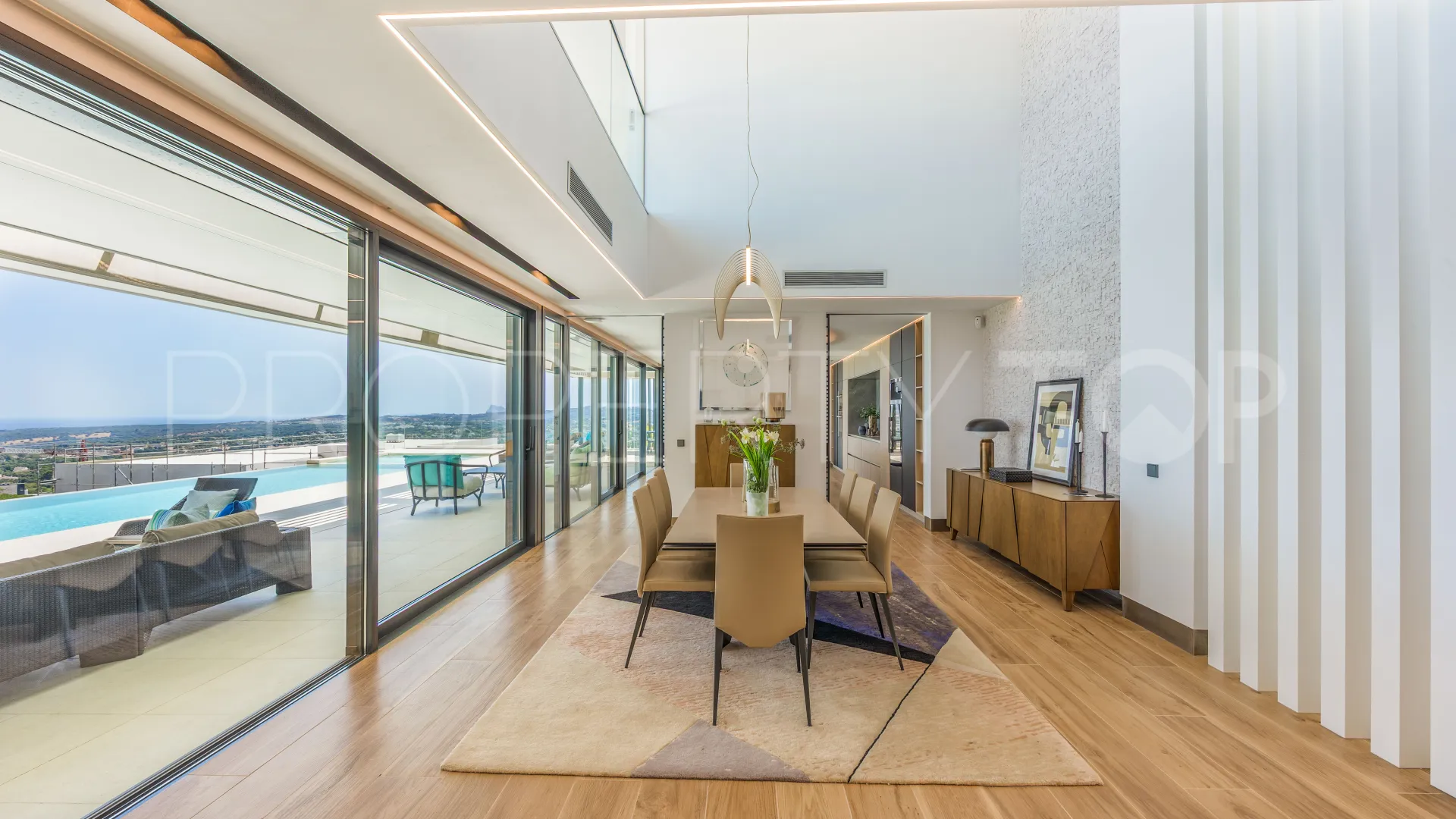 For sale Zona M villa with 5 bedrooms