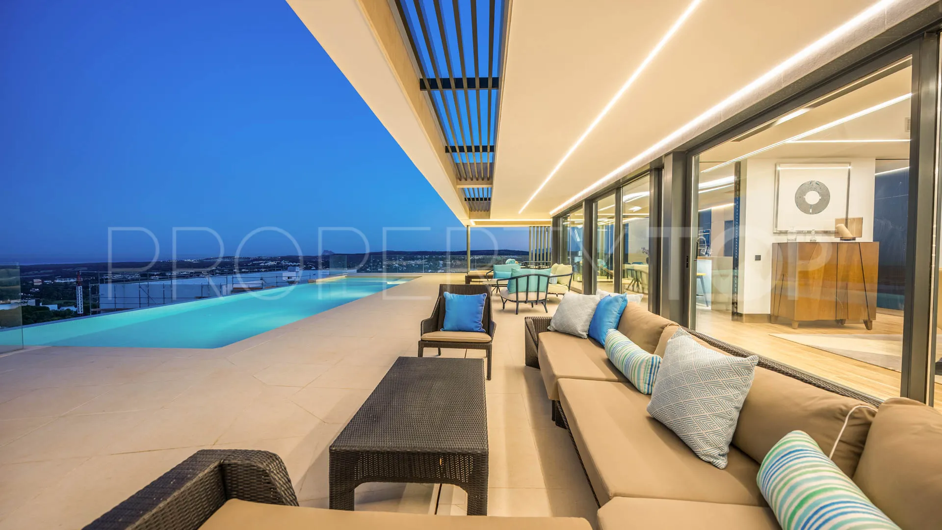 For sale Zona M villa with 5 bedrooms